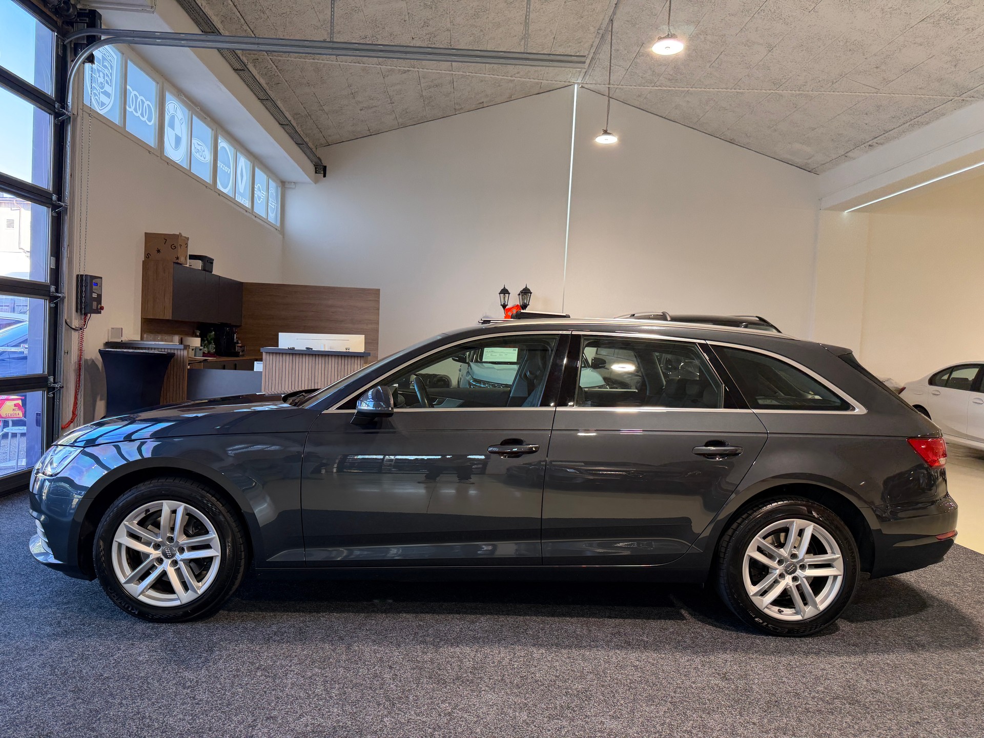 AUDI A4 Avant 2.0 TDI S-tronic-showroom-element-3