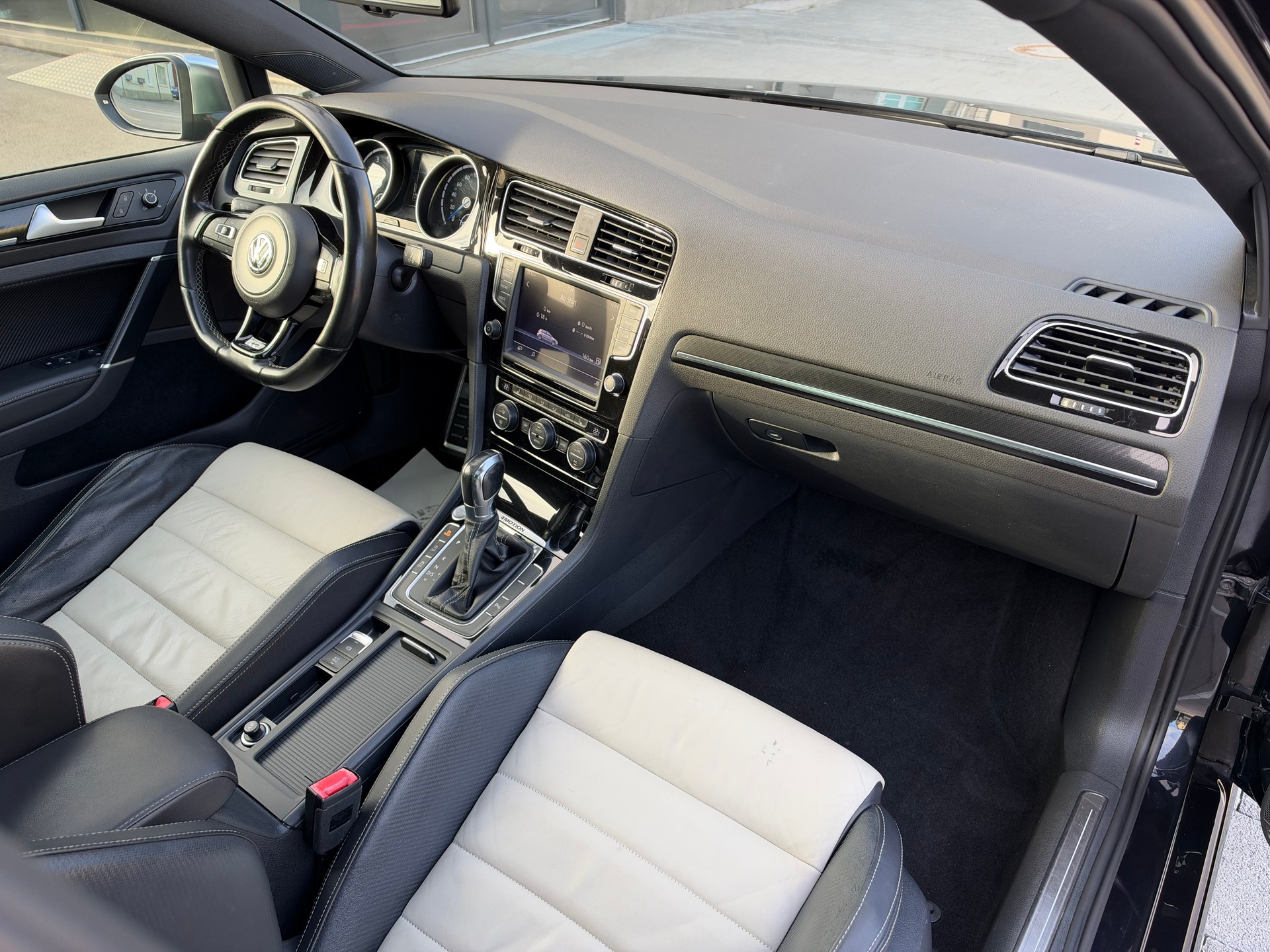 VW Golf 2.0 TSI R 4Motion DSG-image-12