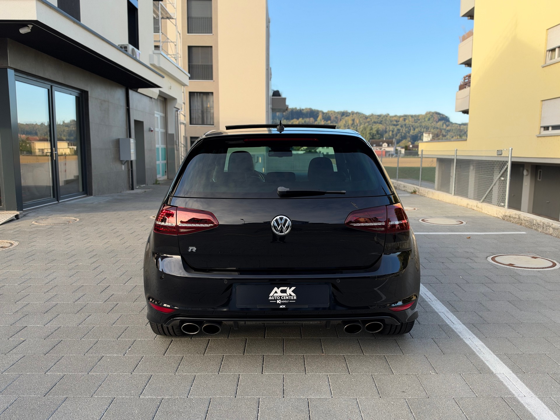 VW Golf 2.0 TSI R 4Motion DSG-image-3