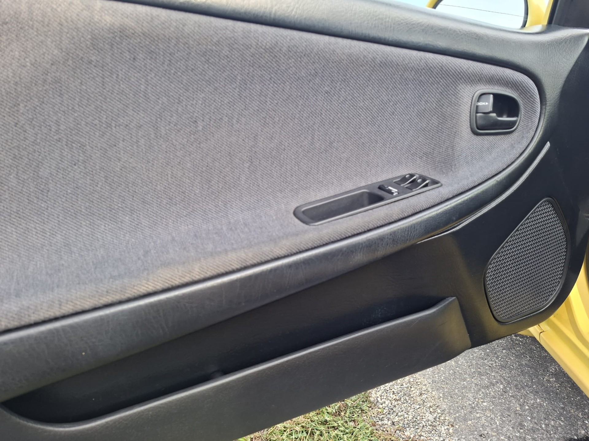 MAZDA MX-3 1.8i-24-image-13