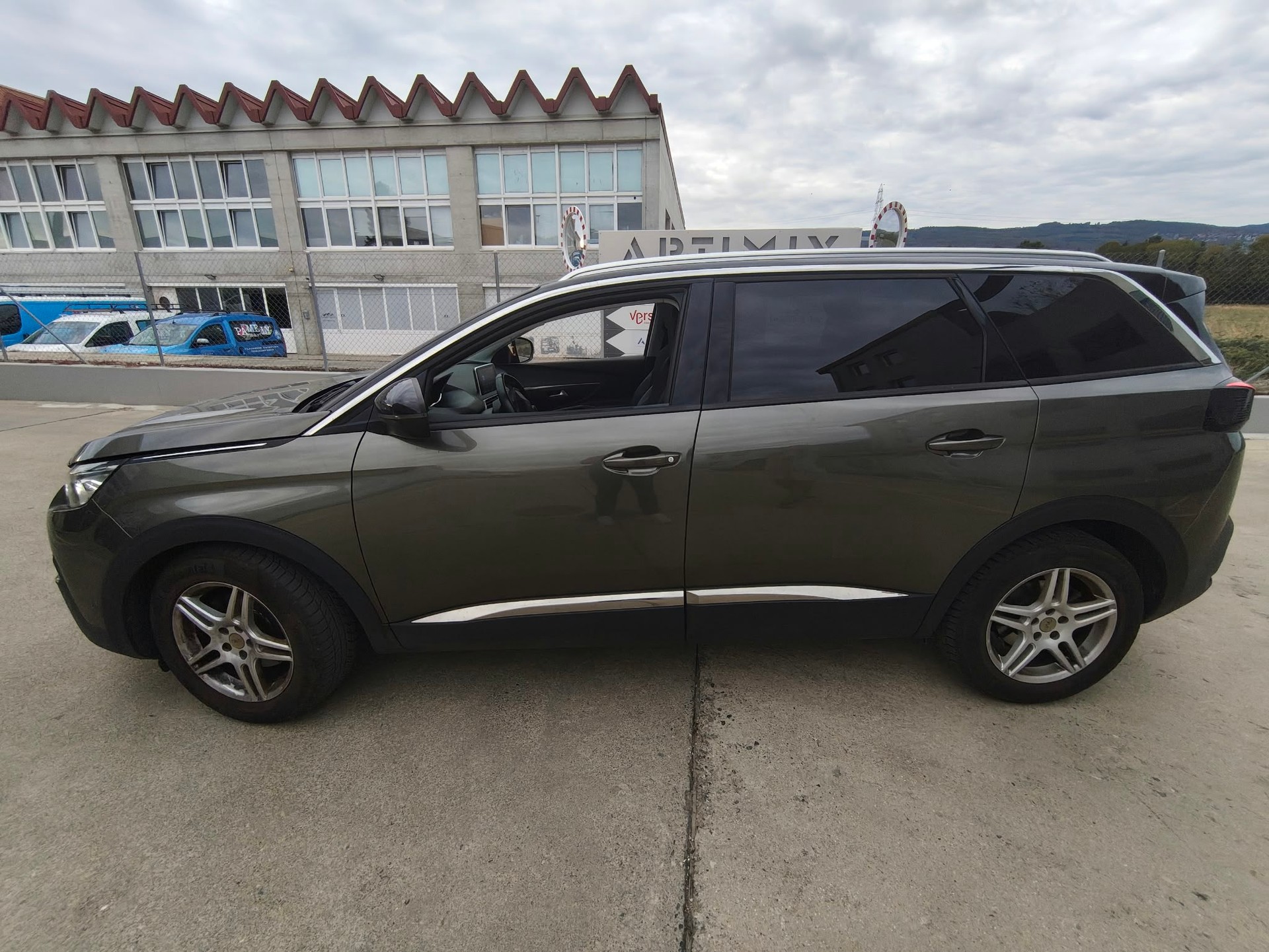 PEUGEOT 5008 1.2 Pure Tech GT Line-image-3