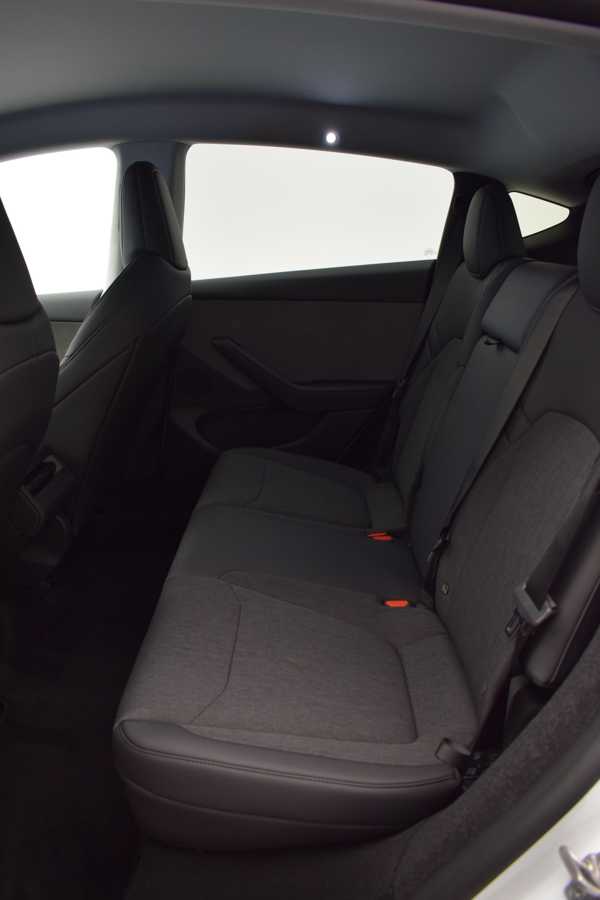 TESLA Model Y 534km WLTP, CH IVI, 2026er Facelift mit schwarzem Dachhimmel und neuem 16 Zoll Monitor-image-3