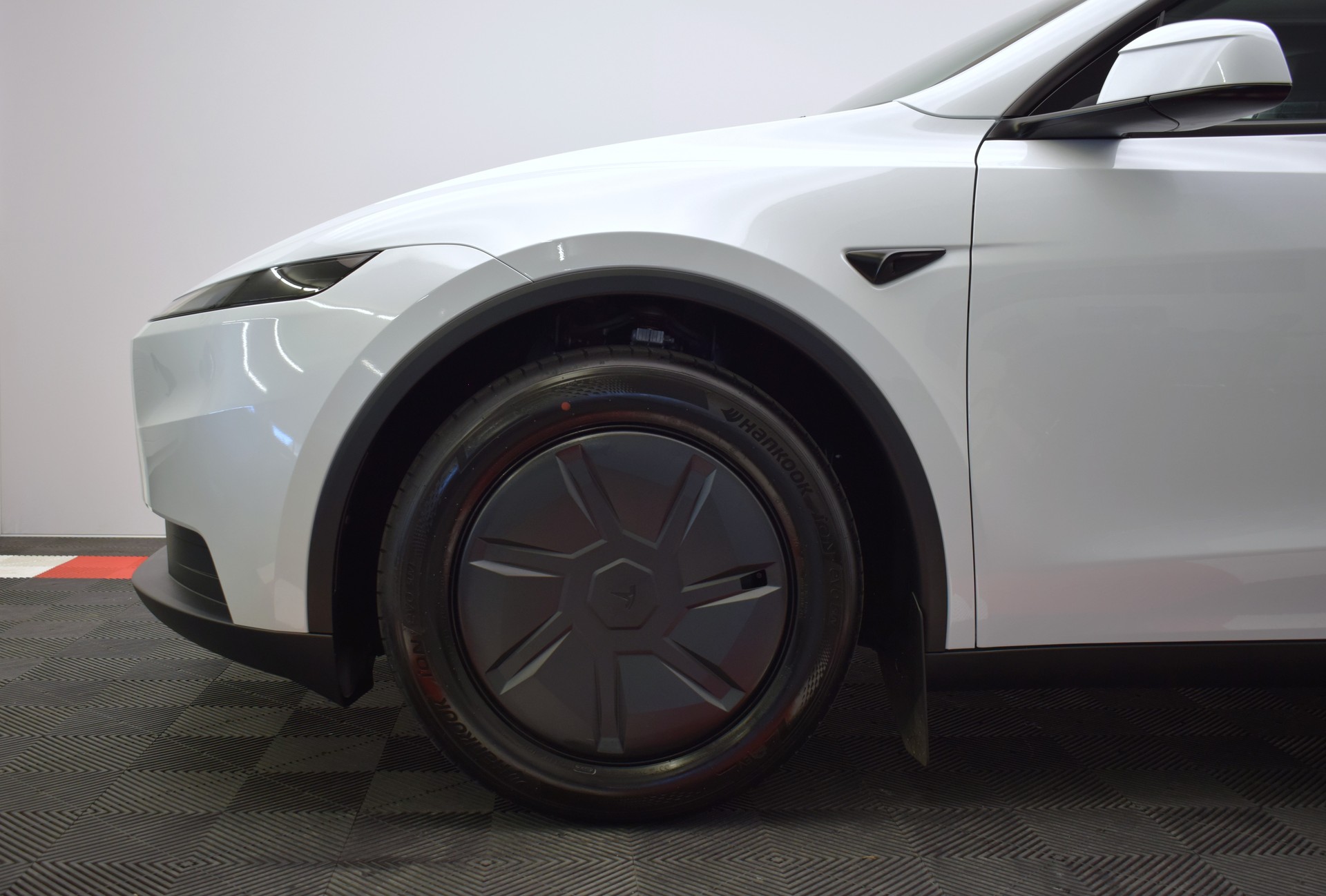 TESLA Model Y 534km WLTP, CH IVI, 2026er Facelift mit schwarzem Dachhimmel und neuem 16 Zoll Monitor-image-7