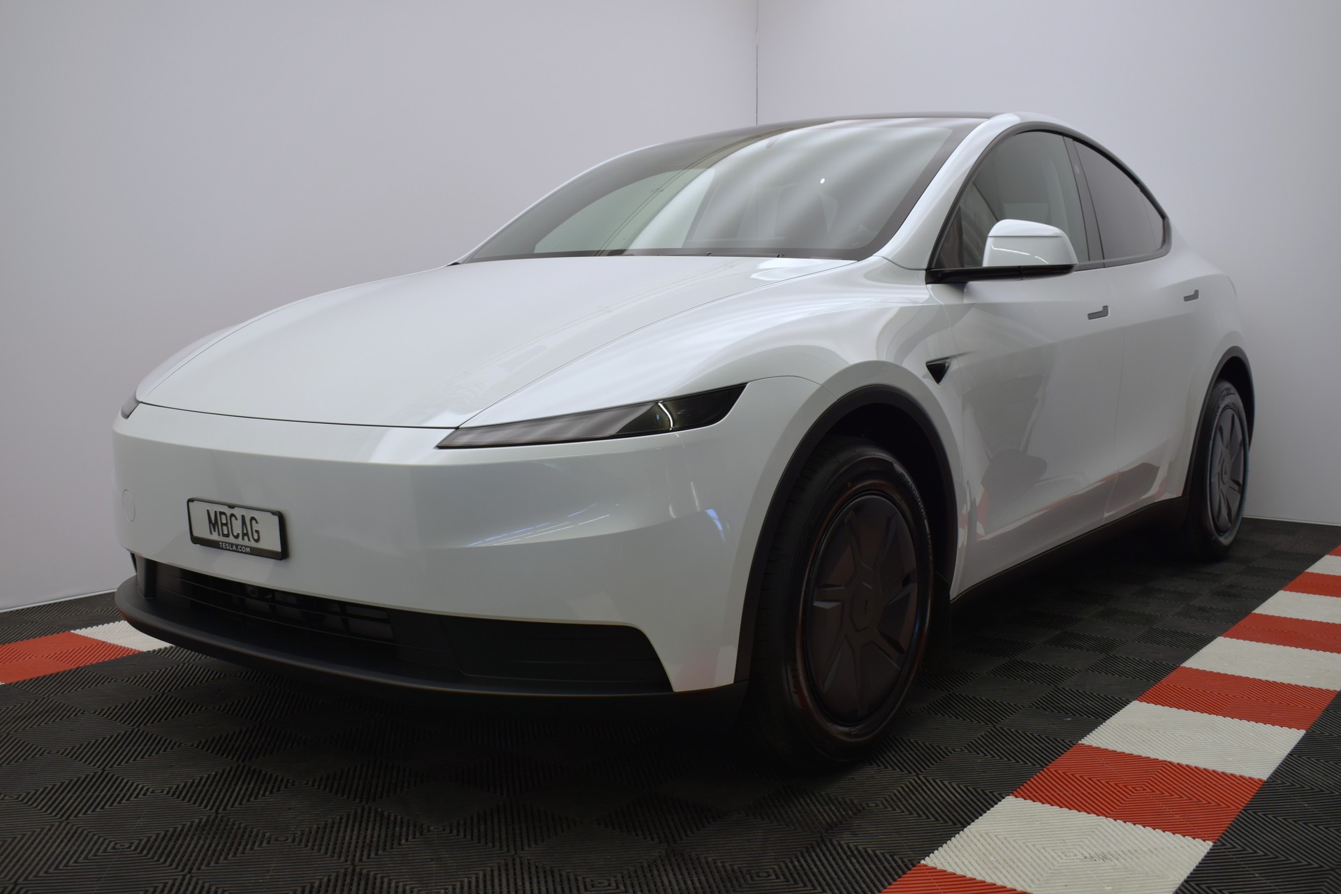TESLA Model Y 534km WLTP, CH IVI, 2026er Facelift mit schwarzem Dachhimmel und neuem 16 Zoll Monitor-image-6