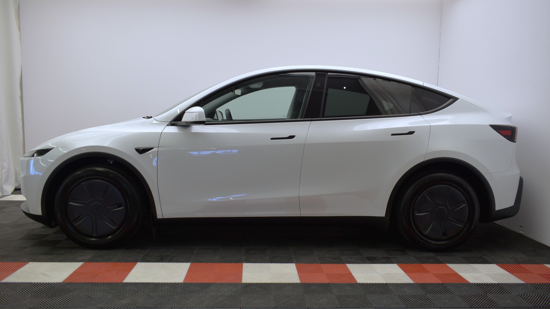 TESLA Model Y 534km WLTP, CH IVI, 2026er Facelift mit schwarzem Dachhimmel und neuem 16 Zoll Monitor-image-8