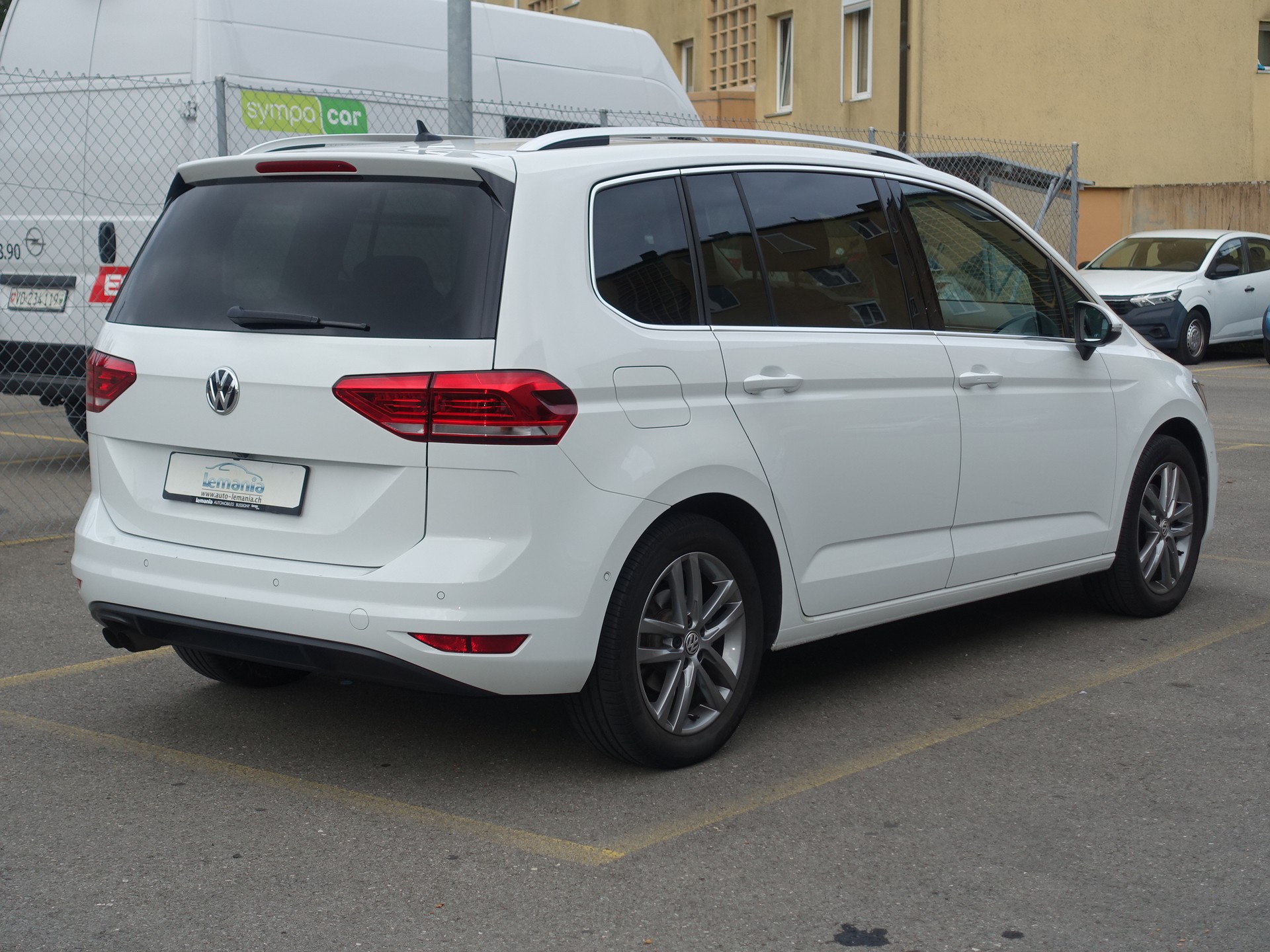 VW Touran 1.4 TSI BlueMotion Technology Highline DSG-image-3