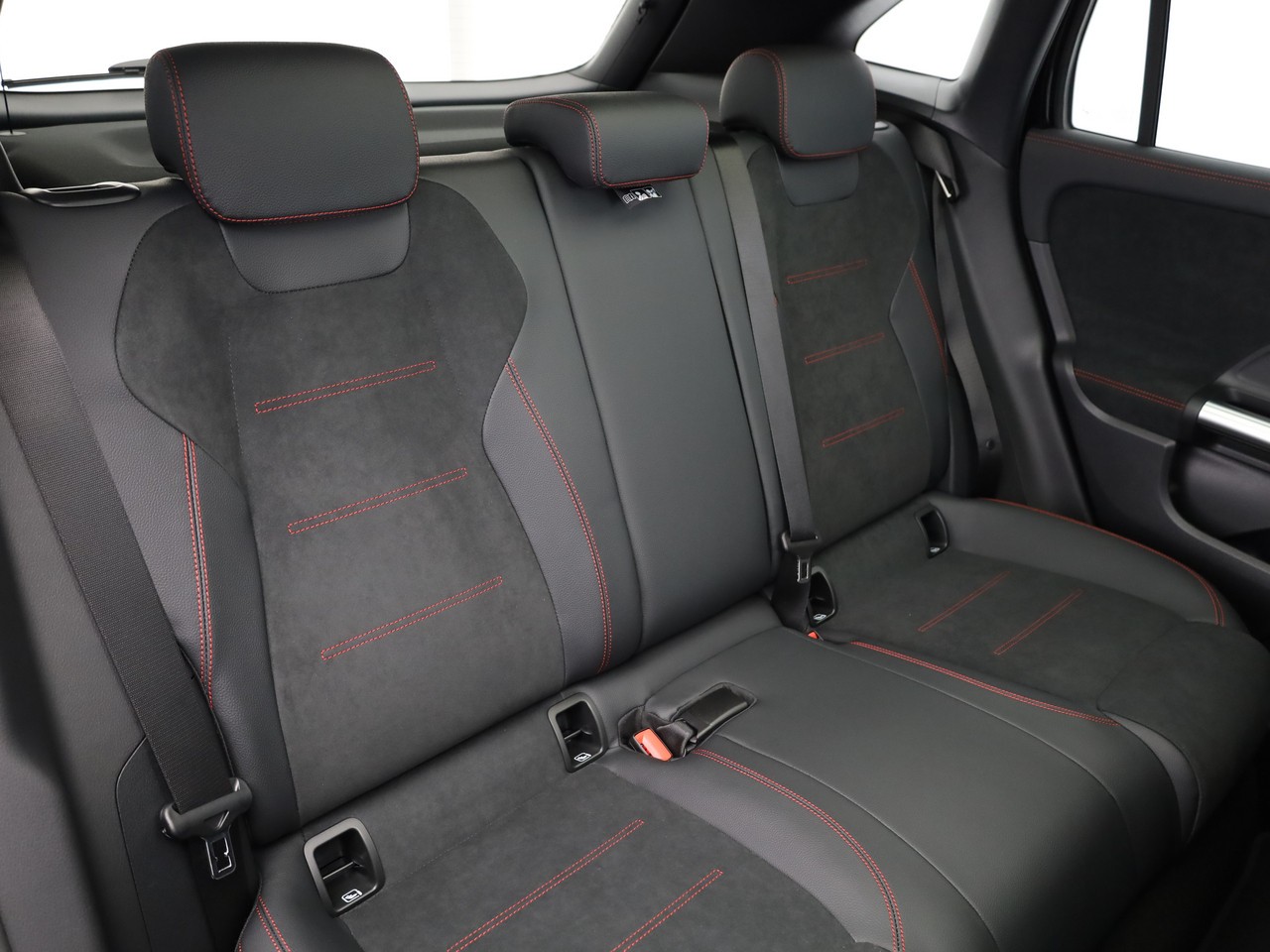 MERCEDES-BENZ GLA 200 7G-DCT-image-10