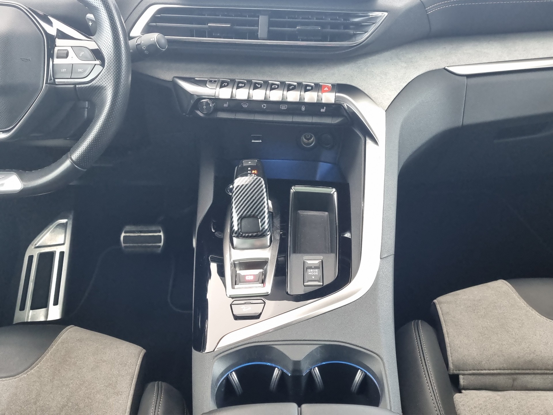 PEUGEOT 3008 300e 1.6 Plug-in Hybrid4 GT AWD Aut.-image-9