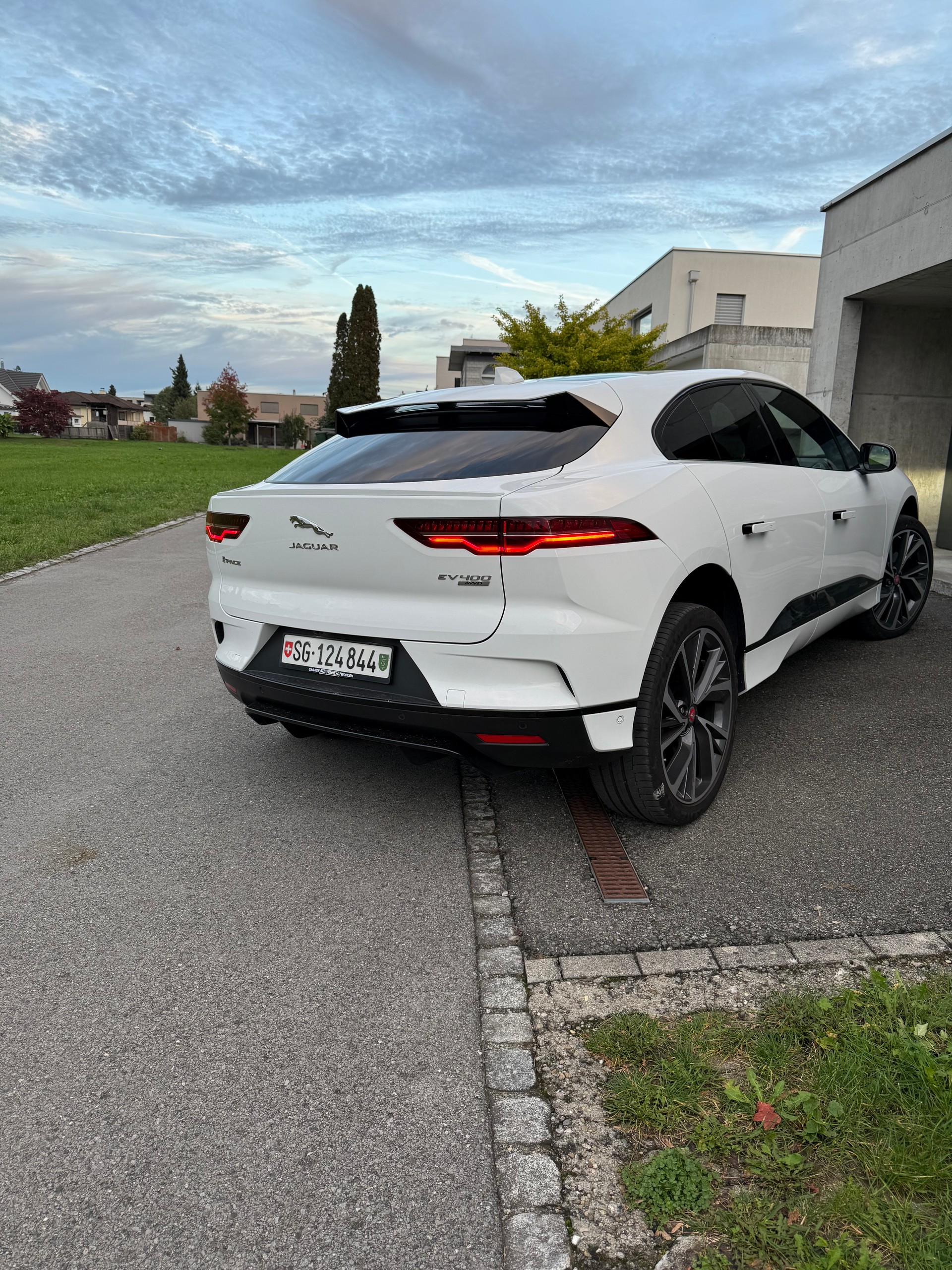 JAGUAR EV400 SE AWD-image-1