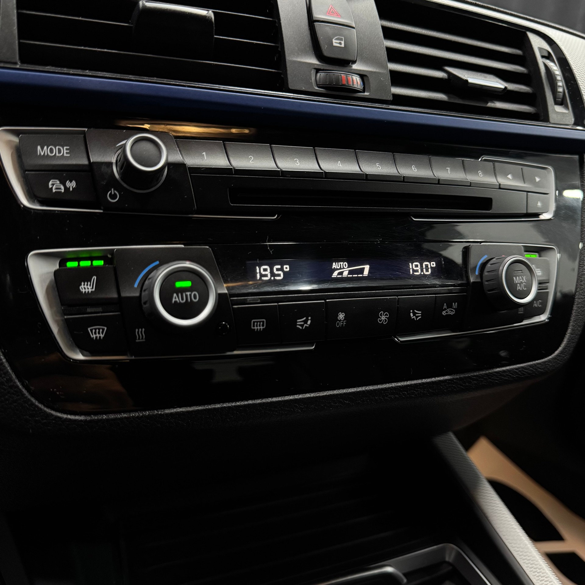 BMW 120d xDrive Edition M Sport Steptronic-image-13