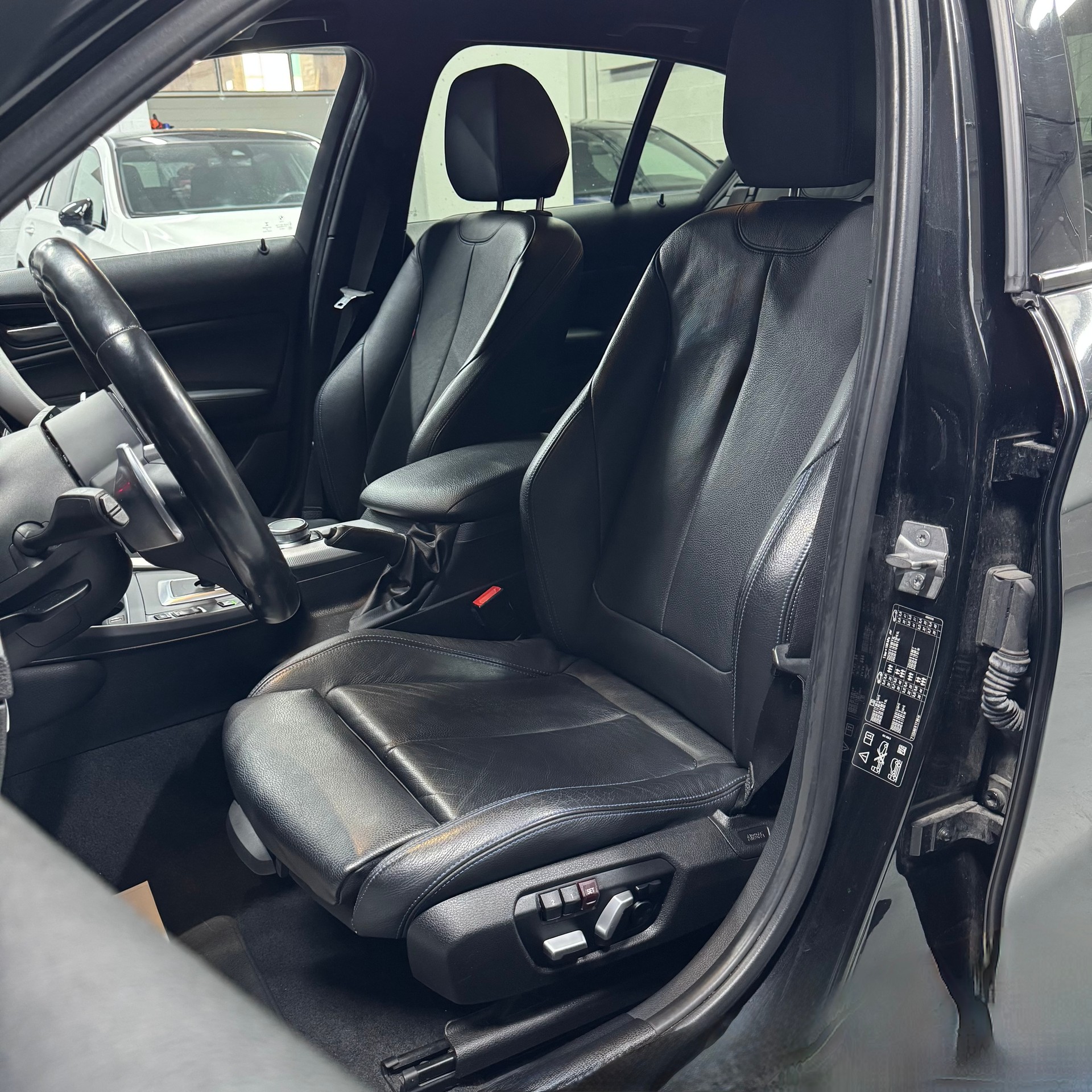 BMW 120d xDrive Edition M Sport Steptronic-image-15