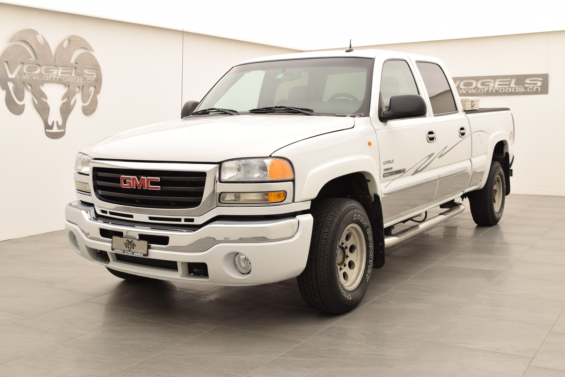 GMC Sierra 2500HD 6.6TD SLT 10T-showroom-element-1