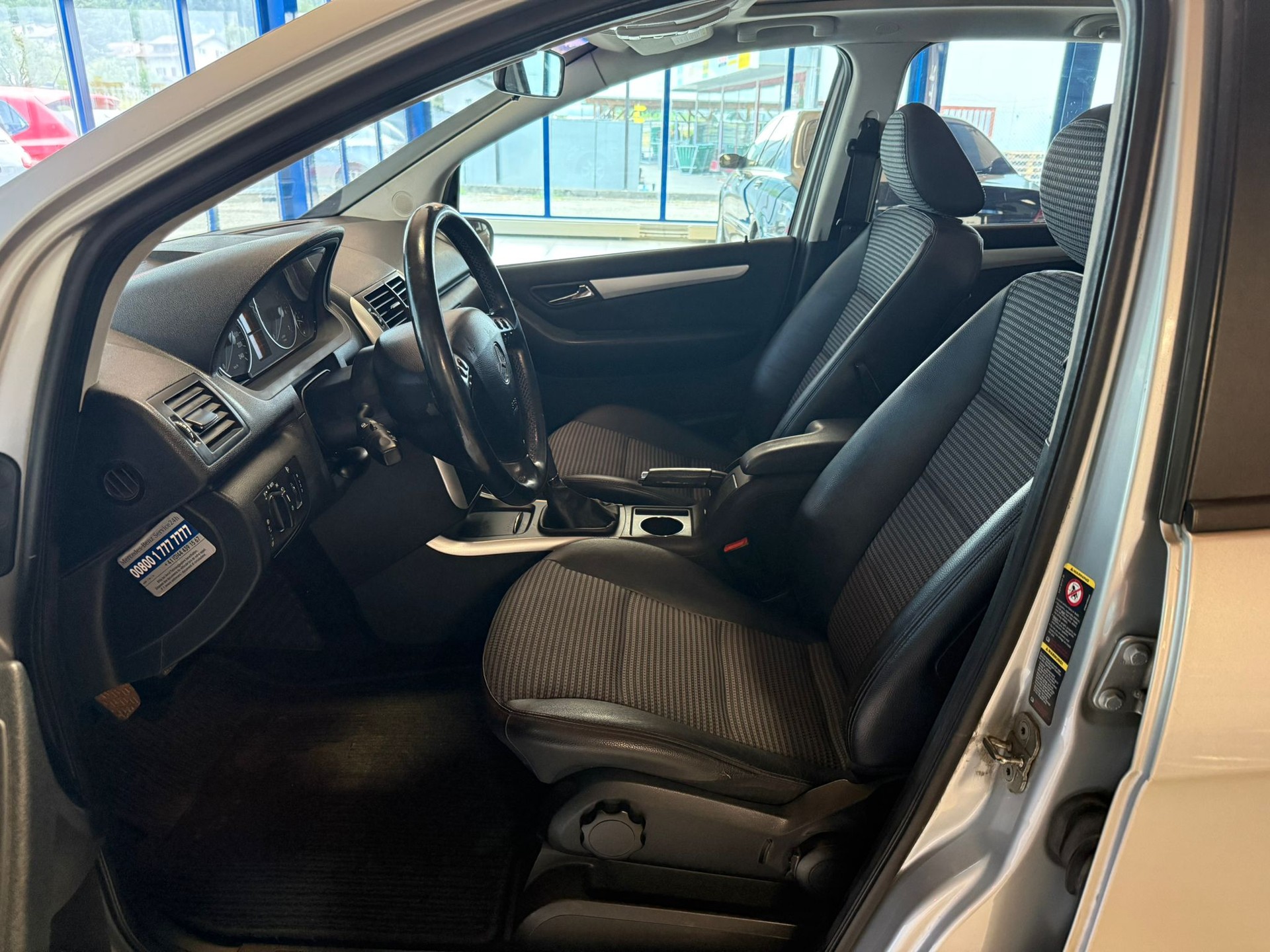 MERCEDES-BENZ A 200 Avantgarde-image-12