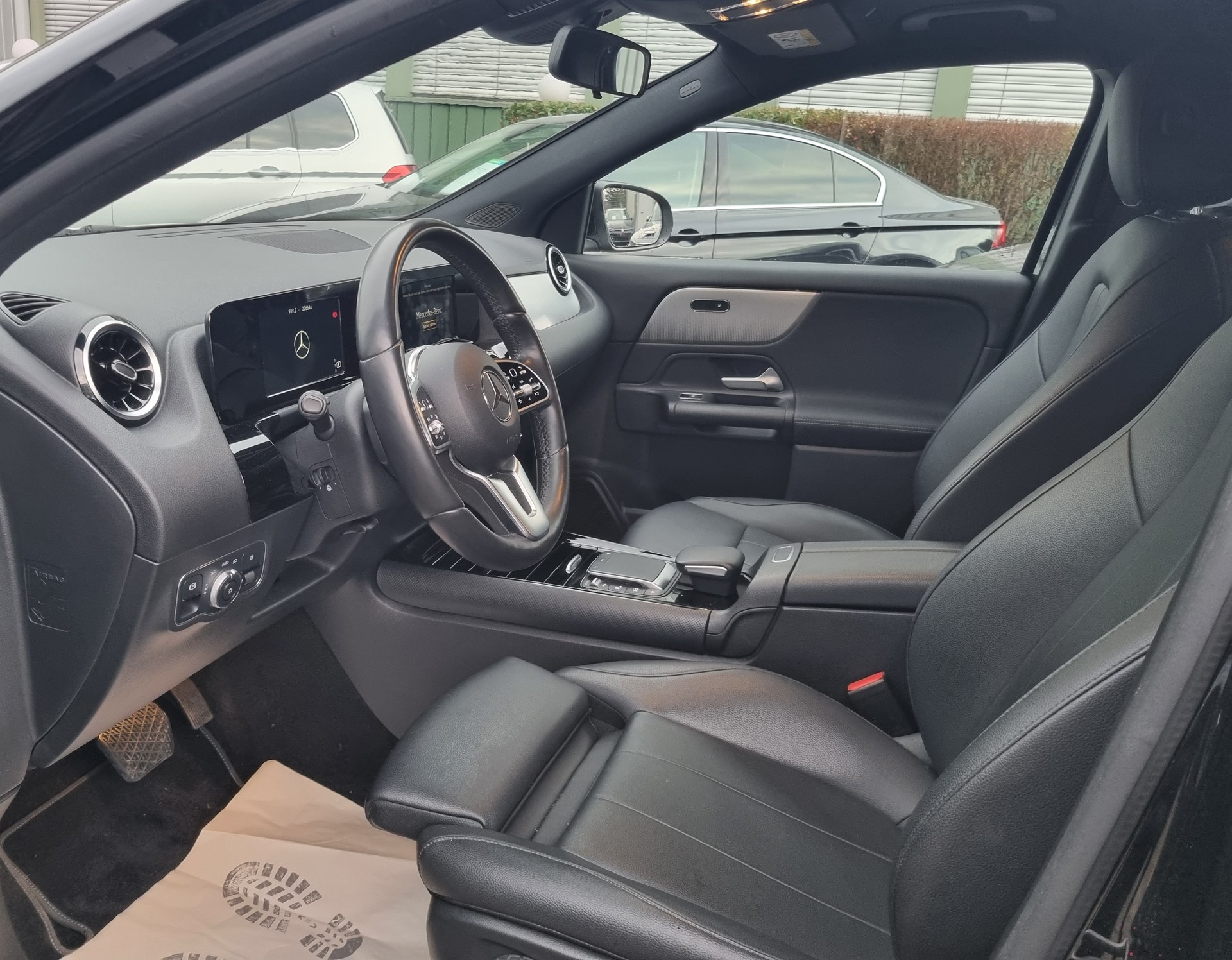 MERCEDES-BENZ GLA 200d Progressive 8G-DCT-image-11