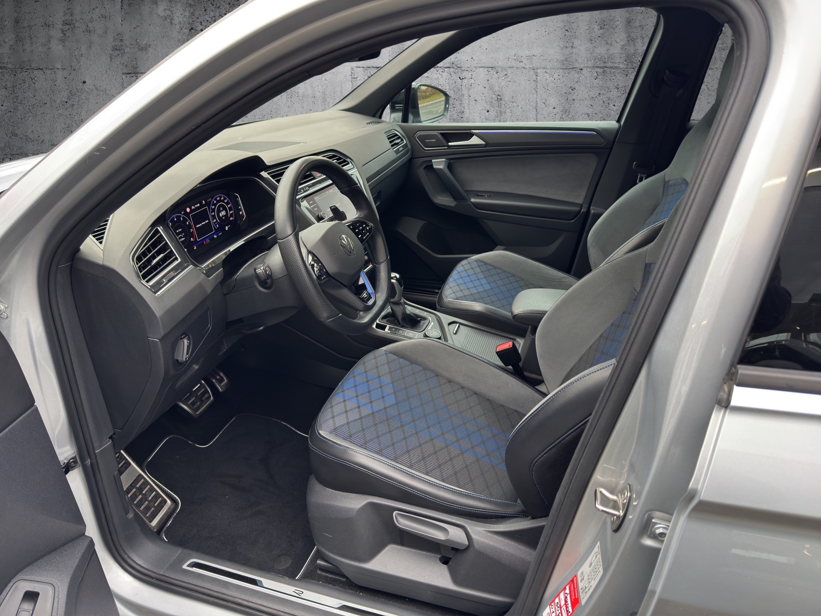 VW Tiguan 2.0TSI R 4Motion DSG-image-8