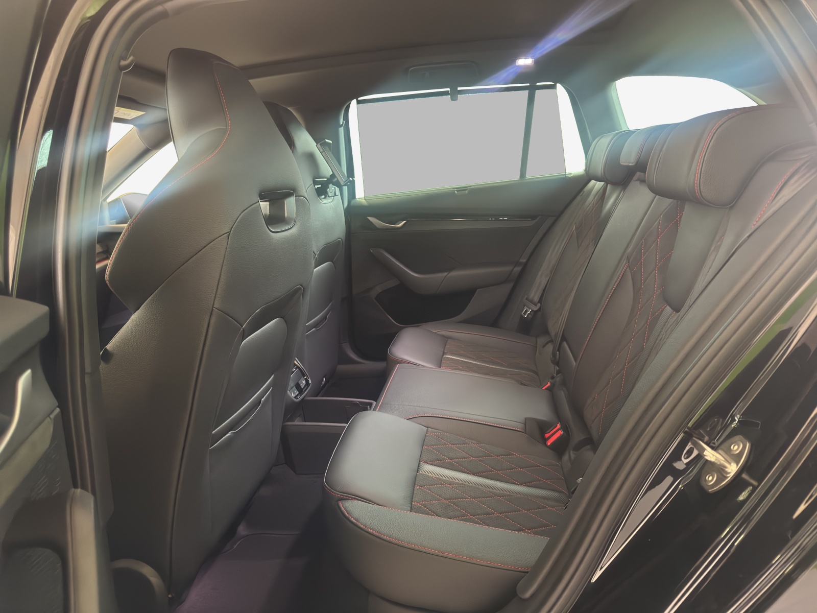SKODA Octavia Combi 2.0 TSI DSG RS-image-11