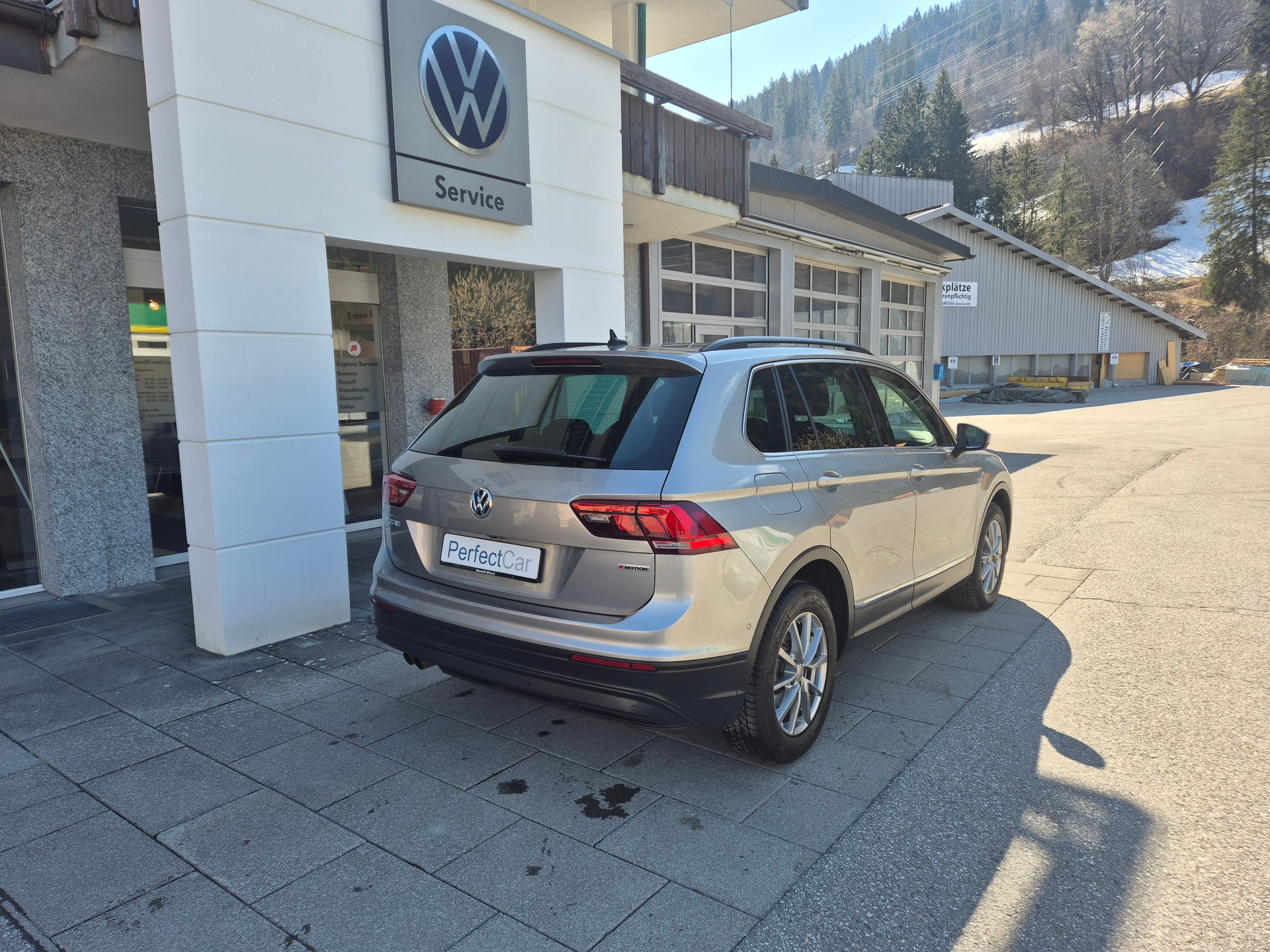 VW Tiguan 2.0TSI Comfortline 4Motion DSG-image-4