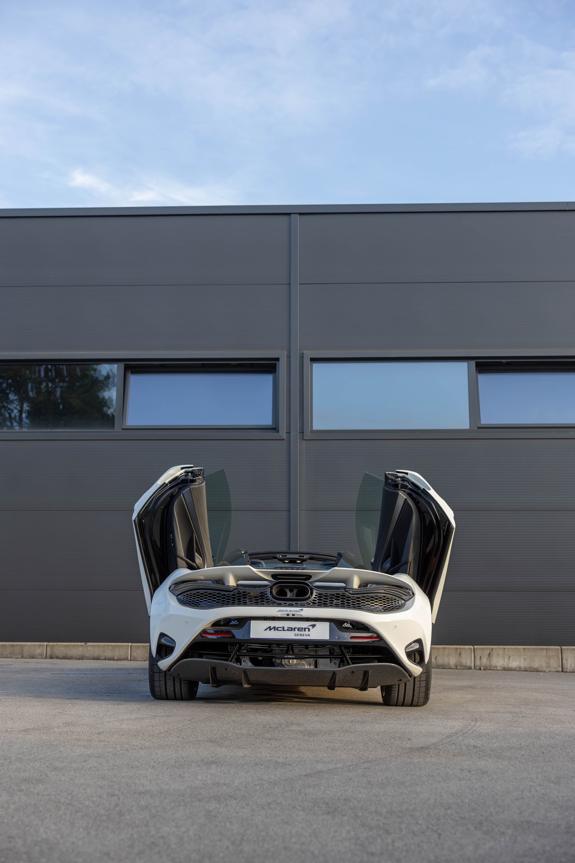 McLAREN 750S Spider-image-2
