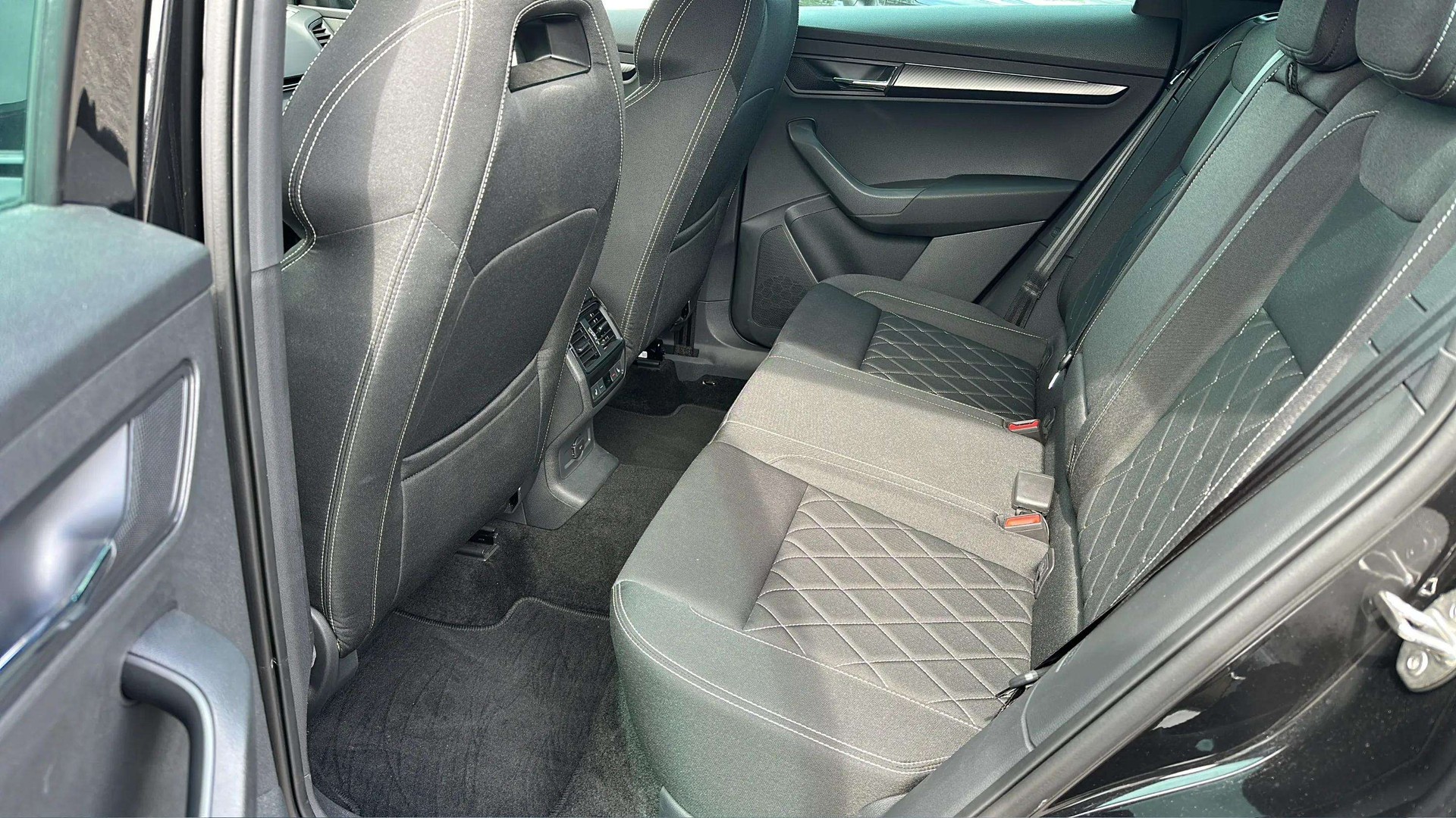 SKODA Karoq 2.0 TSI SportLine 4x4 DSG mit AHK & Rückfahrkamera + DCC-image-12