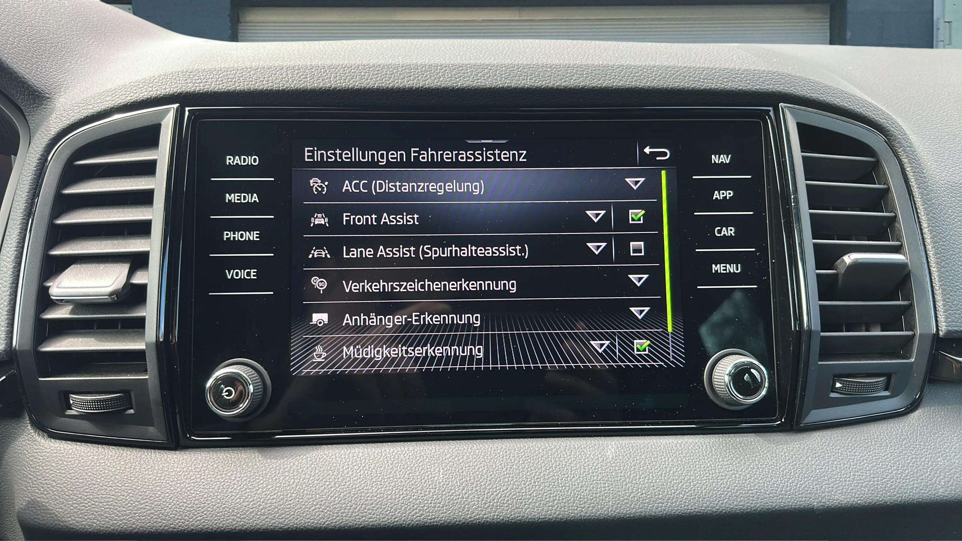SKODA Karoq 2.0 TSI SportLine 4x4 DSG mit AHK & Rückfahrkamera + DCC-image-18