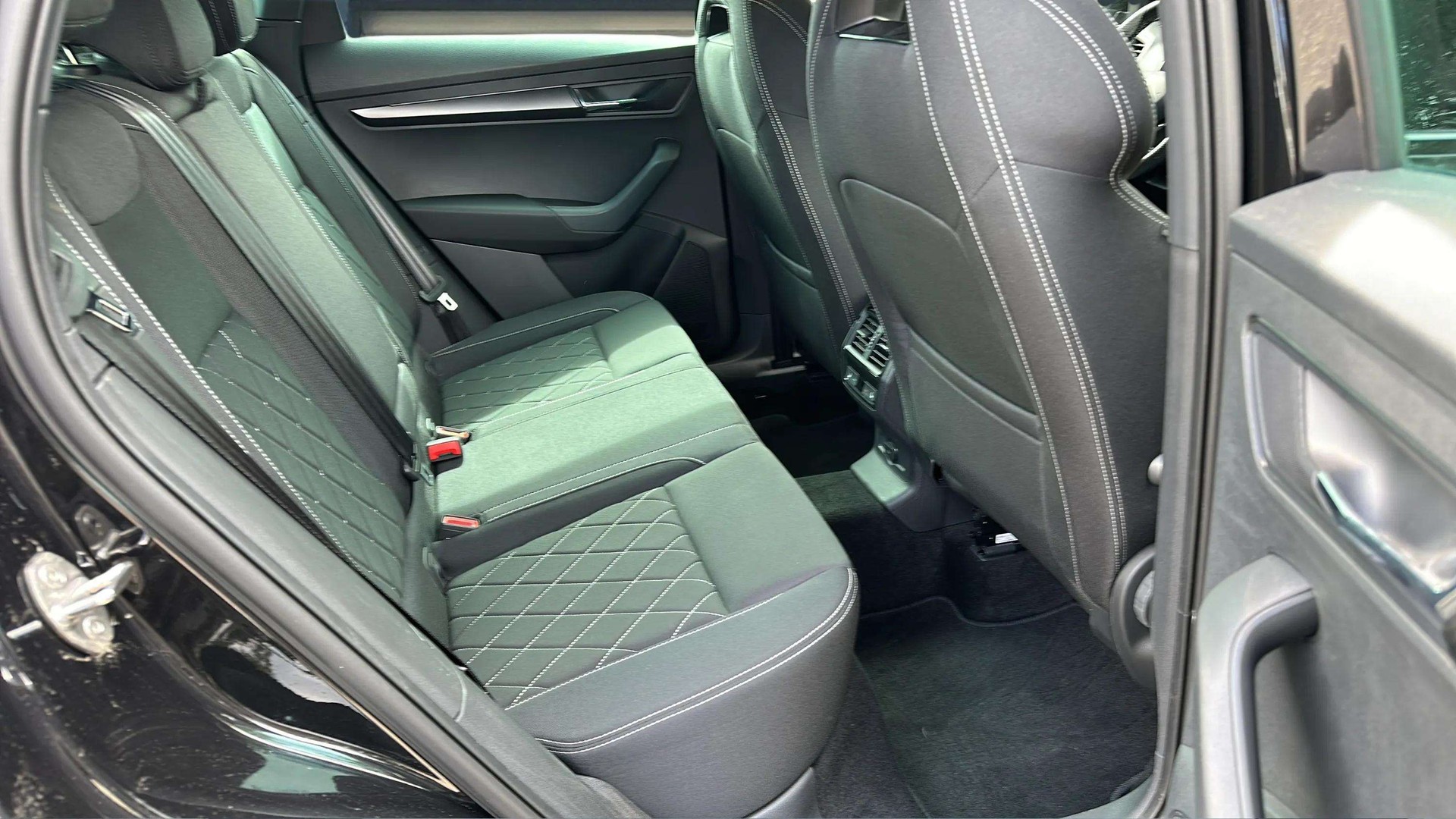 SKODA Karoq 2.0 TSI SportLine 4x4 DSG mit AHK & Rückfahrkamera + DCC-image-13