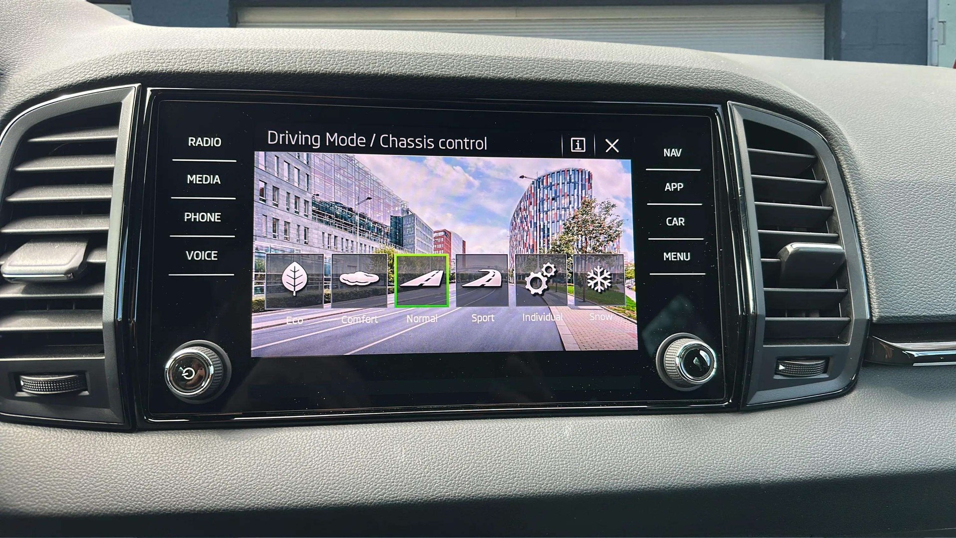 SKODA Karoq 2.0 TSI SportLine 4x4 DSG mit AHK & Rückfahrkamera + DCC-image-19