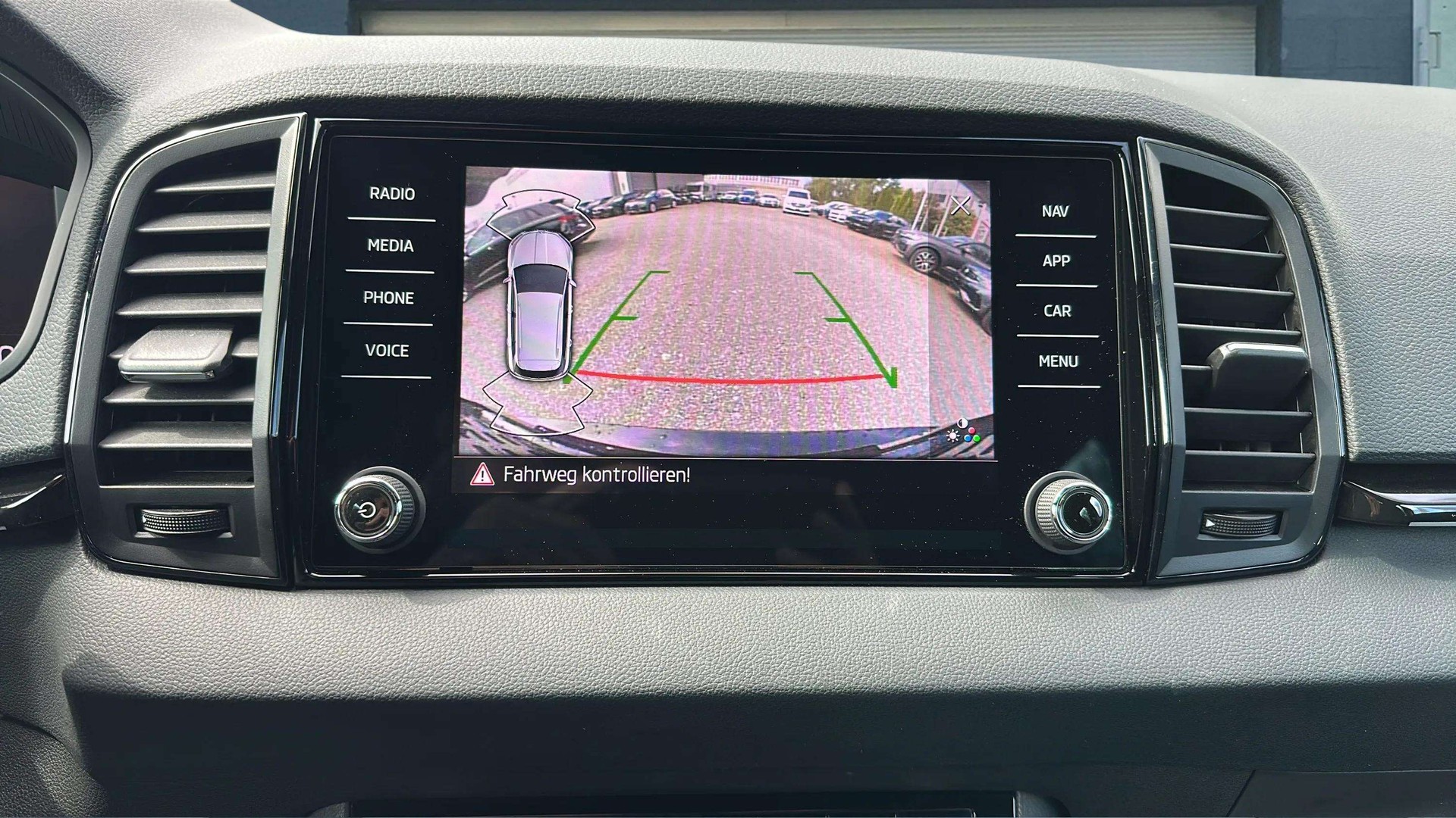 SKODA Karoq 2.0 TSI SportLine 4x4 DSG mit AHK & Rückfahrkamera + DCC-image-17
