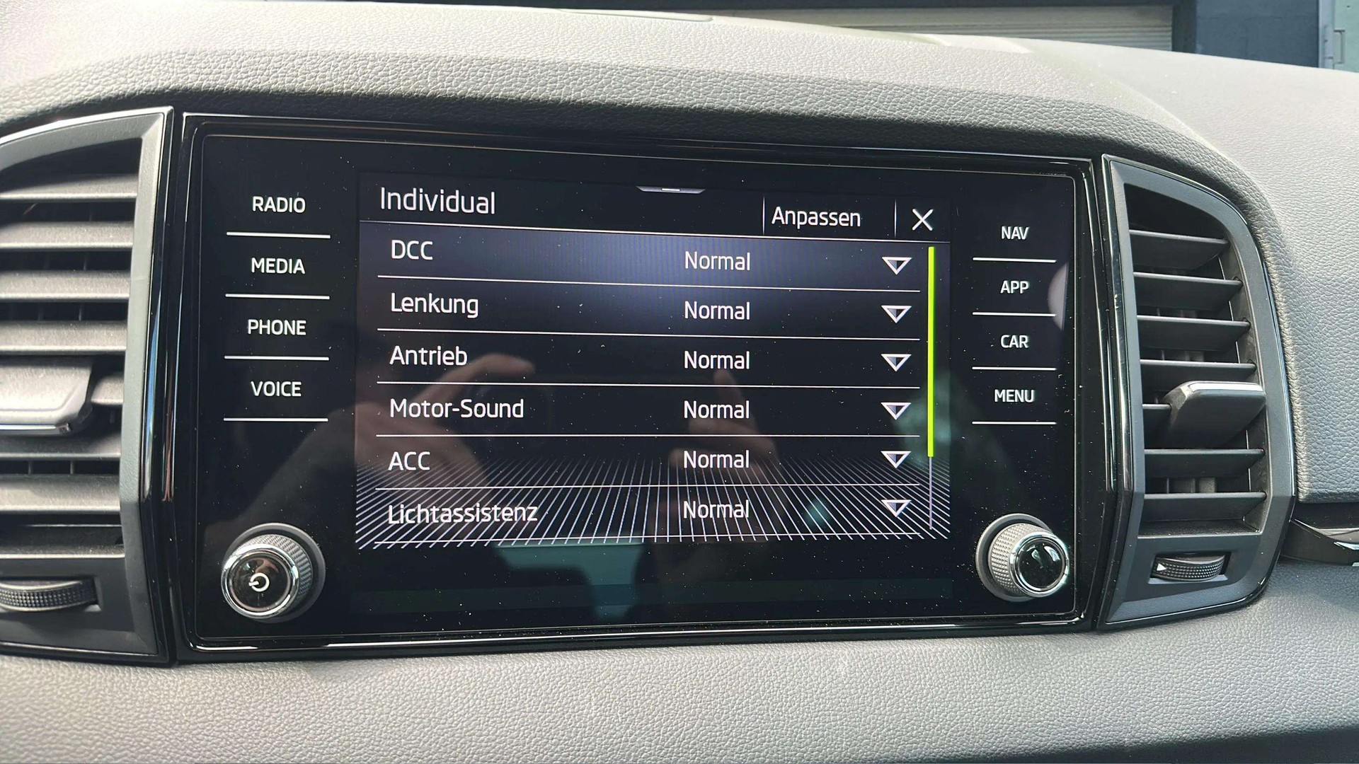 SKODA Karoq 2.0 TSI SportLine 4x4 DSG mit AHK & Rückfahrkamera + DCC-image-20