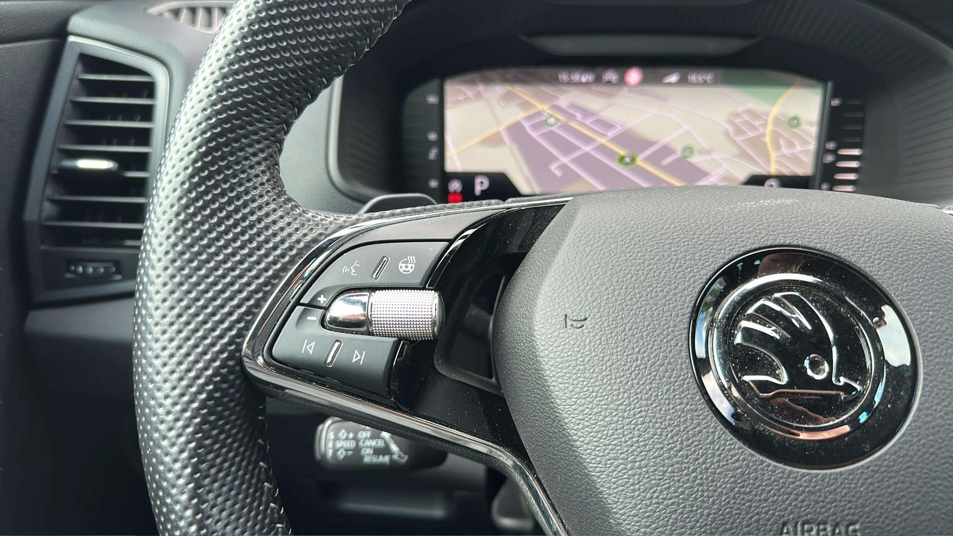 SKODA Karoq 2.0 TSI SportLine 4x4 DSG mit AHK & Rückfahrkamera + DCC-image-24