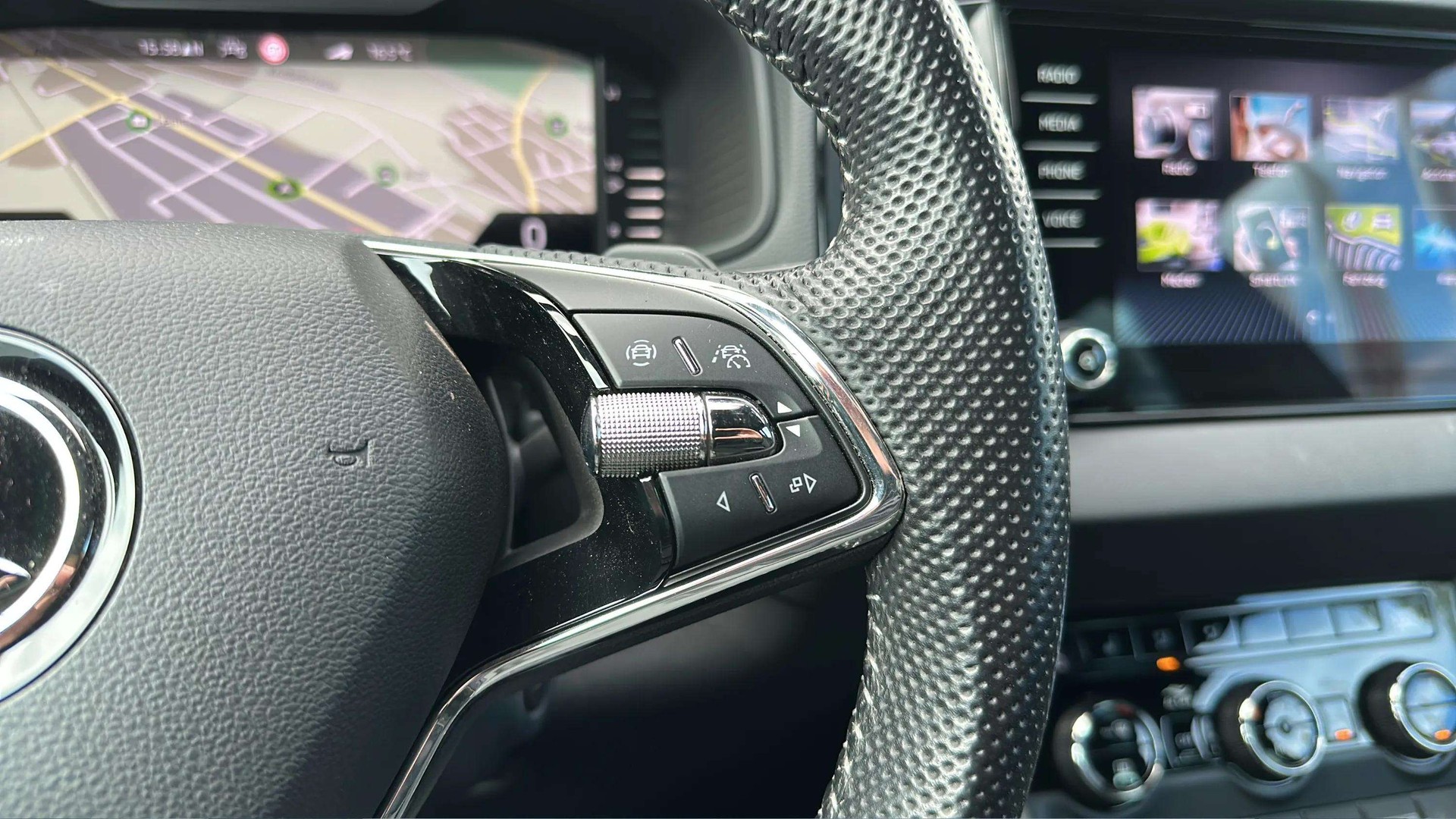 SKODA Karoq 2.0 TSI SportLine 4x4 DSG mit AHK & Rückfahrkamera + DCC-image-25