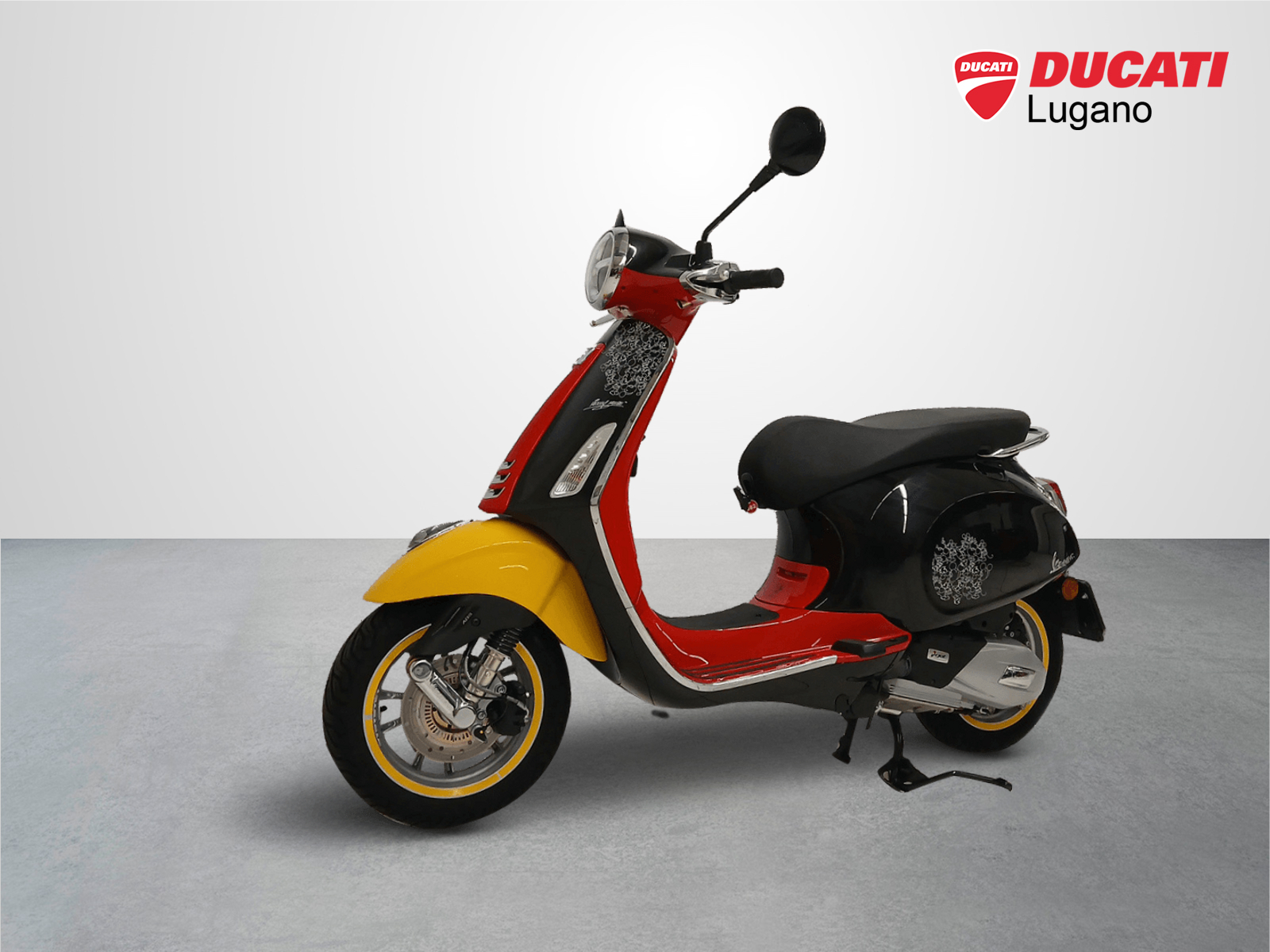 PIAGGIO Vespa 125 Primavera Disney Mickey Mouse Edition-showroom-element-1