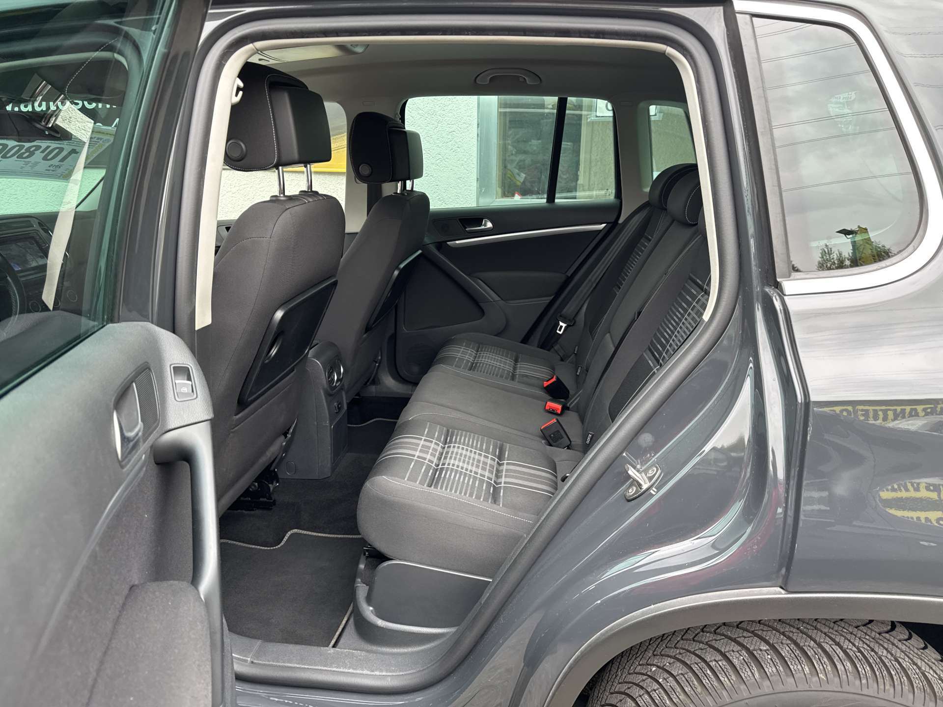 VW Tiguan 2.0 TDi Lounge 4Motion DSG-Automat-image-7
