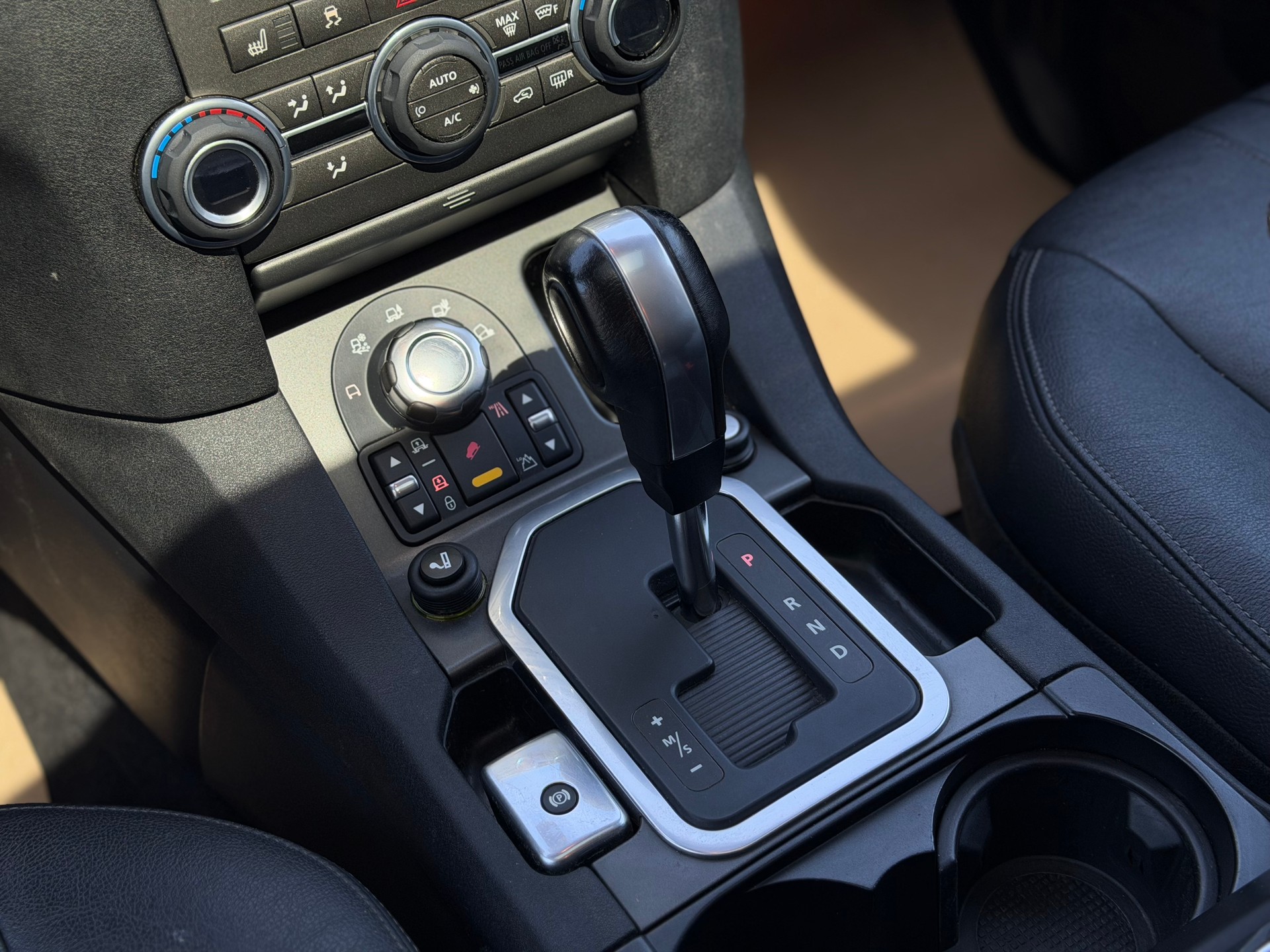 LAND ROVER Discovery 3.0 TDV6 HSE Automatic-image-17