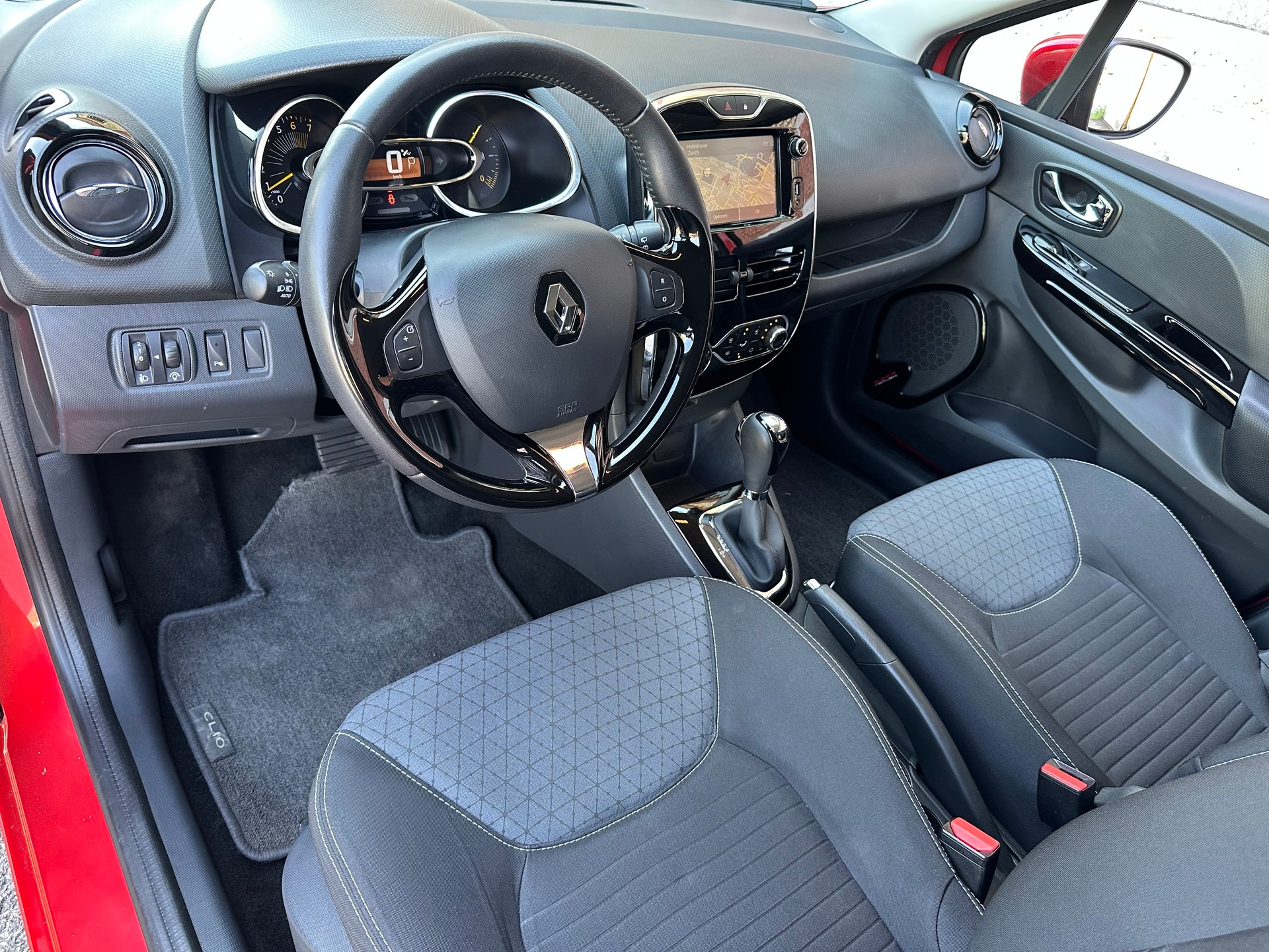 RENAULT Clio Grandtour 1.2 16V T Swiss Edition EDC-image-9