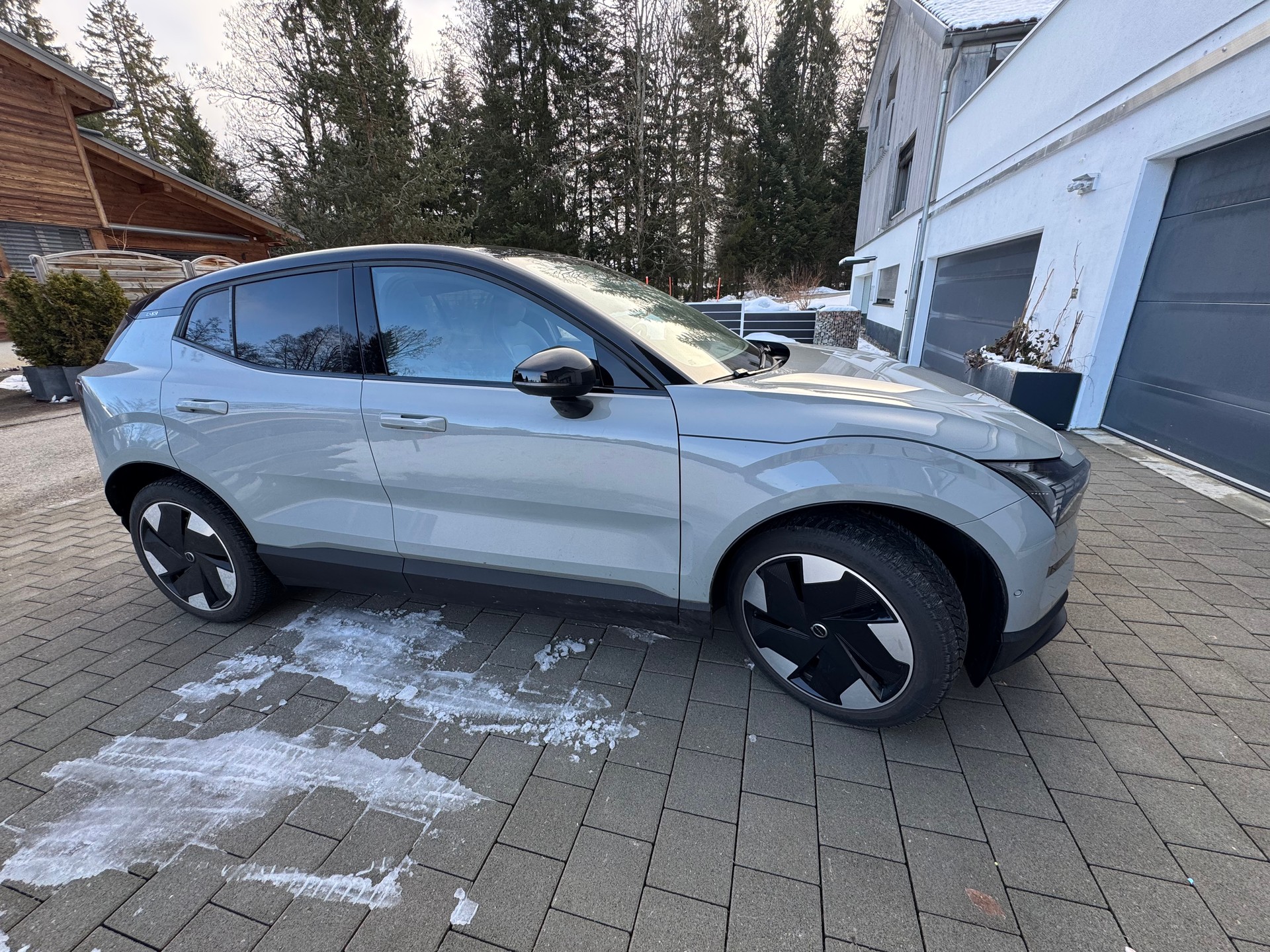 VOLVO EX 30 E60 Twin Ultra Performance AWD-image-1