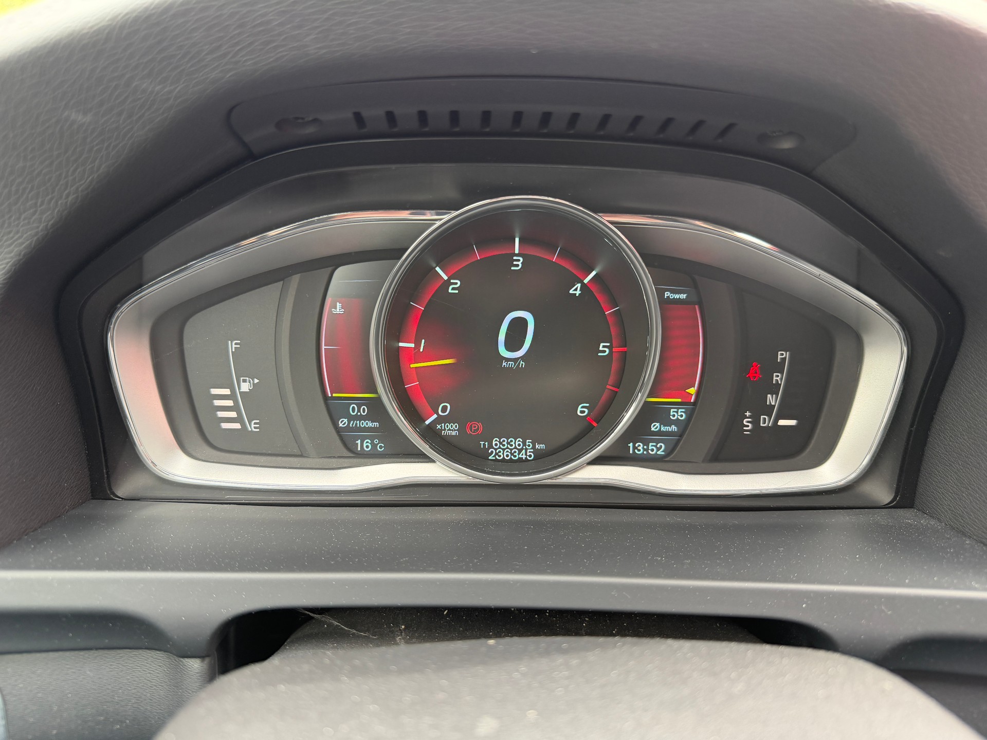 VOLVO V60 2.4 D4 Family Ed. AWD-image-5