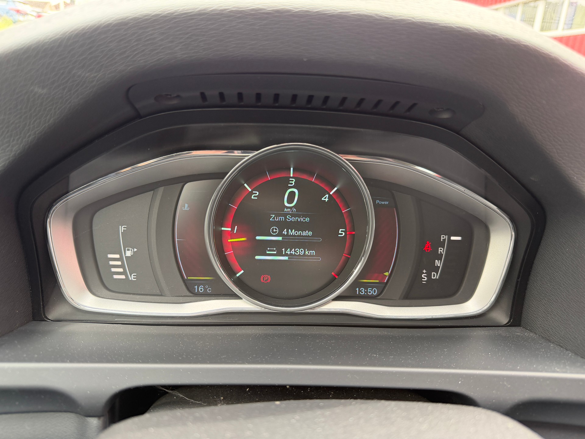 VOLVO V60 2.4 D4 Family Ed. AWD-image-6