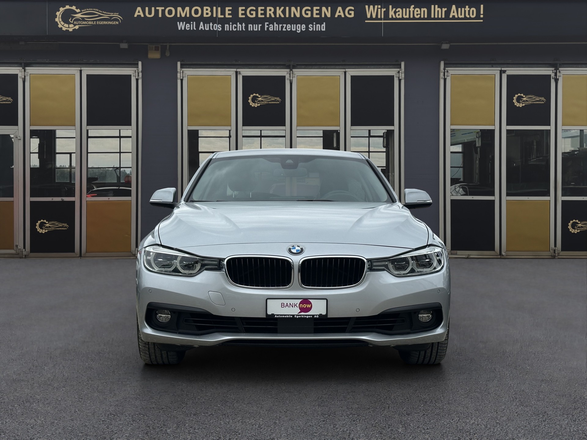 BMW 330i xDrive-showroom-element-1