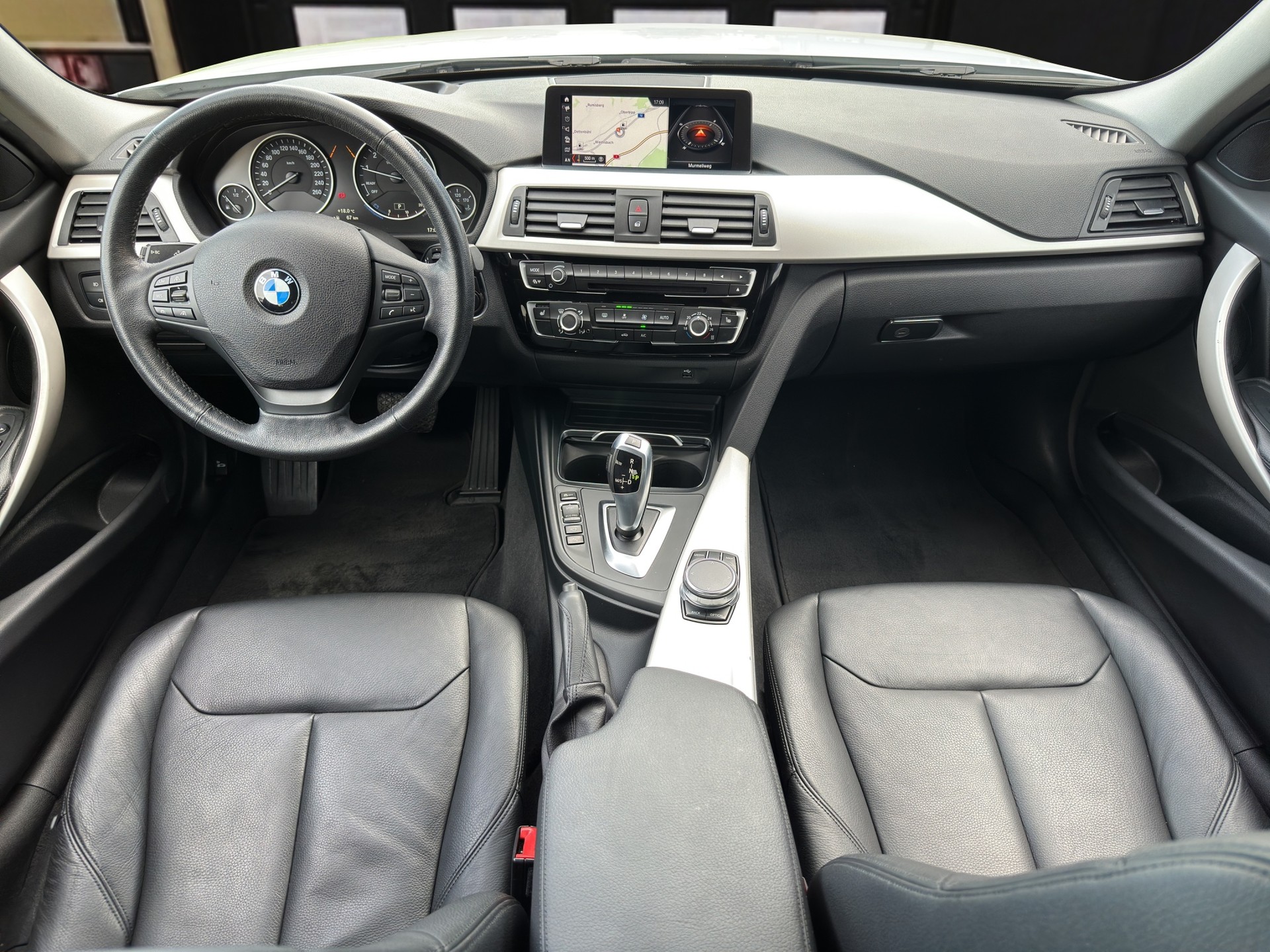 BMW 330i xDrive-image-10