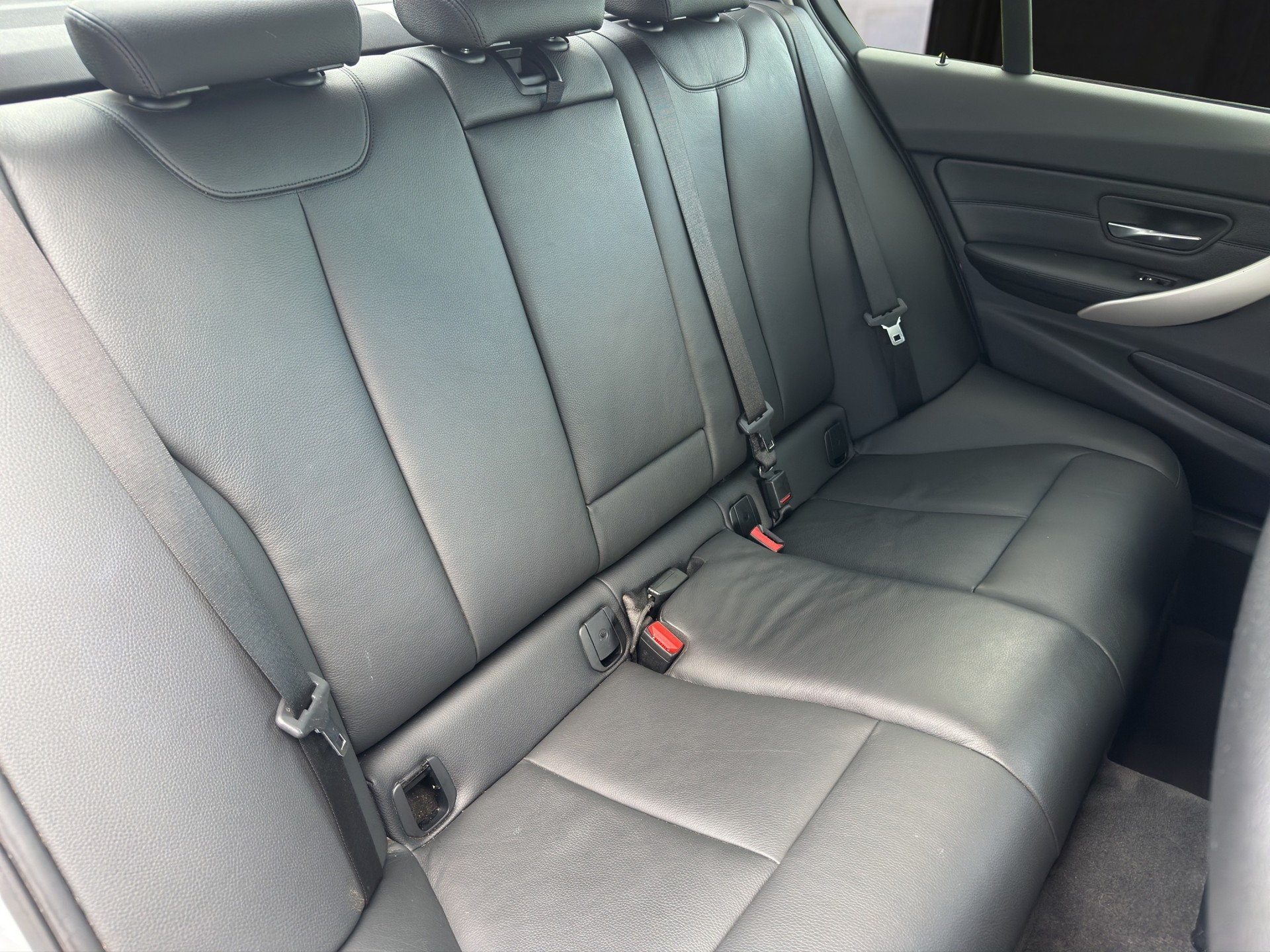 BMW 330i xDrive-image-12