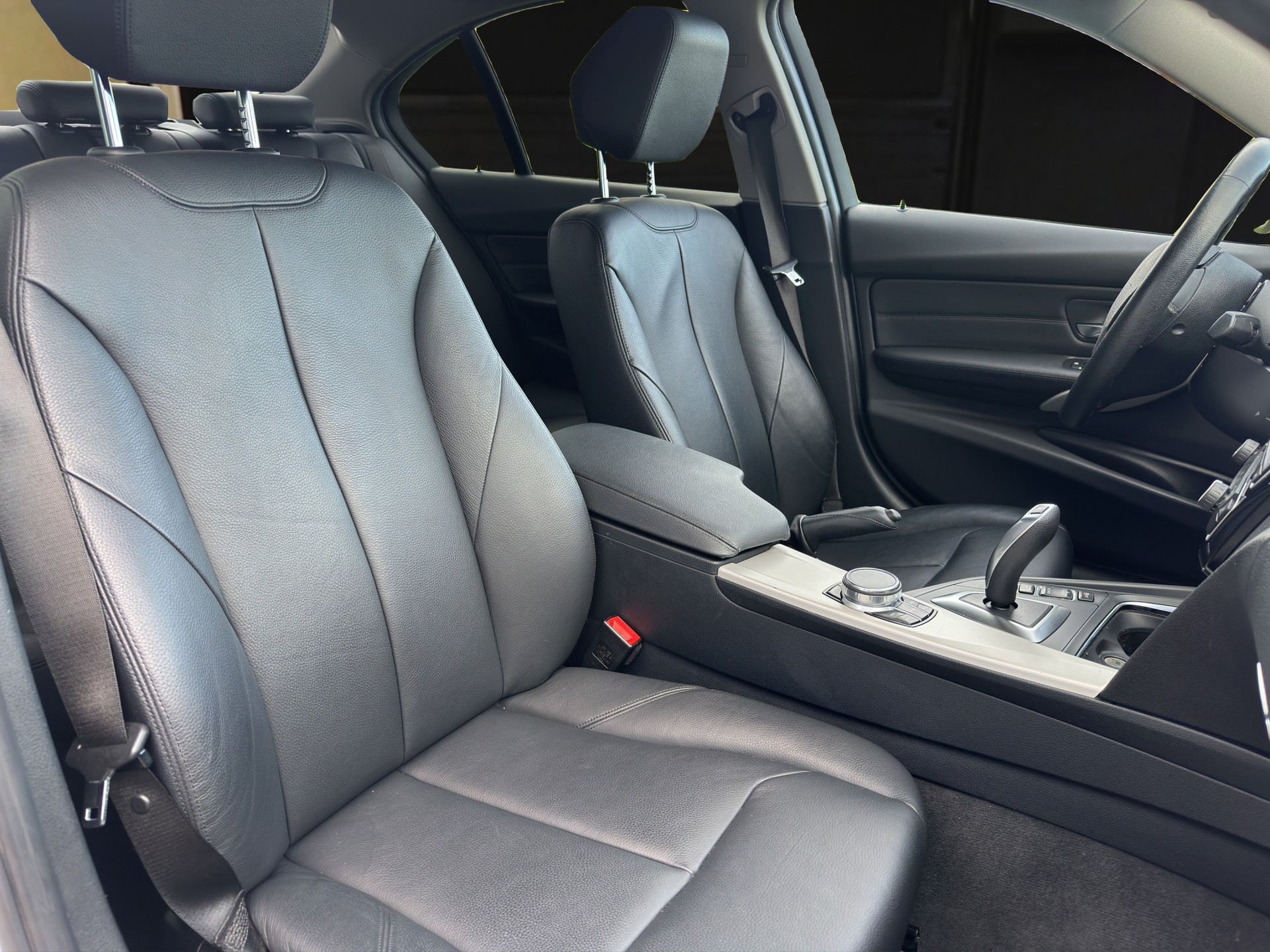 BMW 330i xDrive-image-9