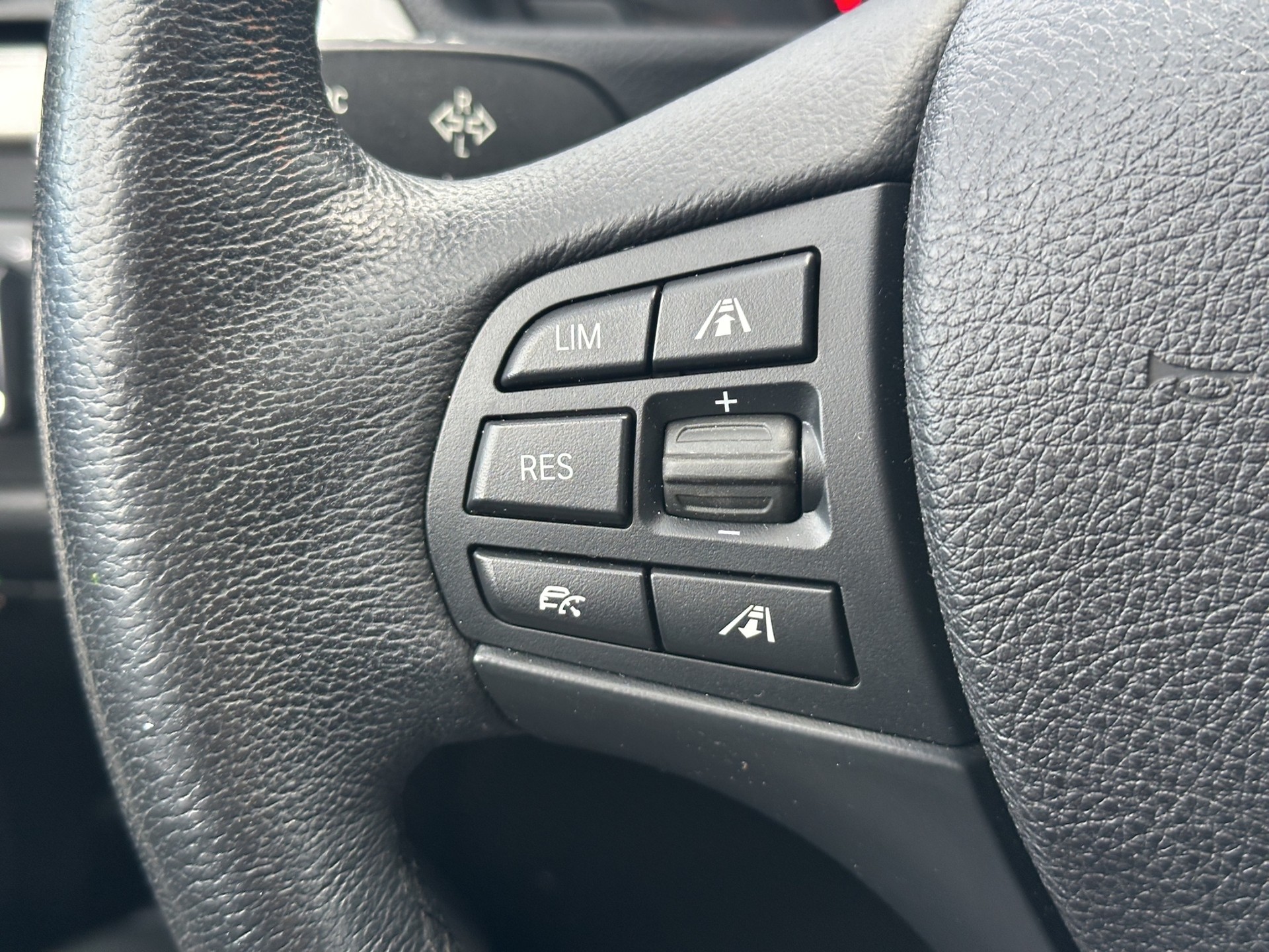 BMW 330i xDrive-image-16
