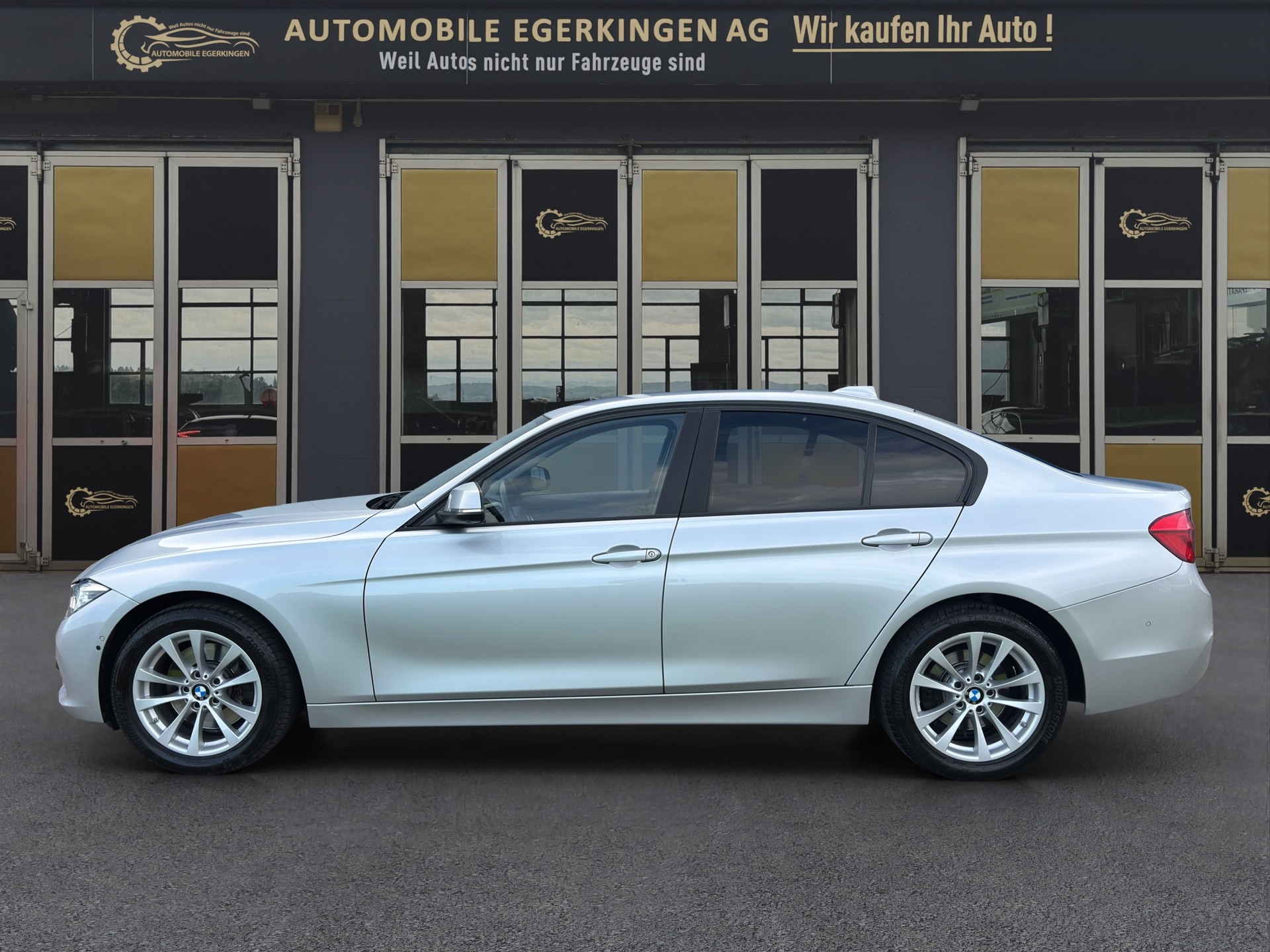 BMW 330i xDrive-image-7
