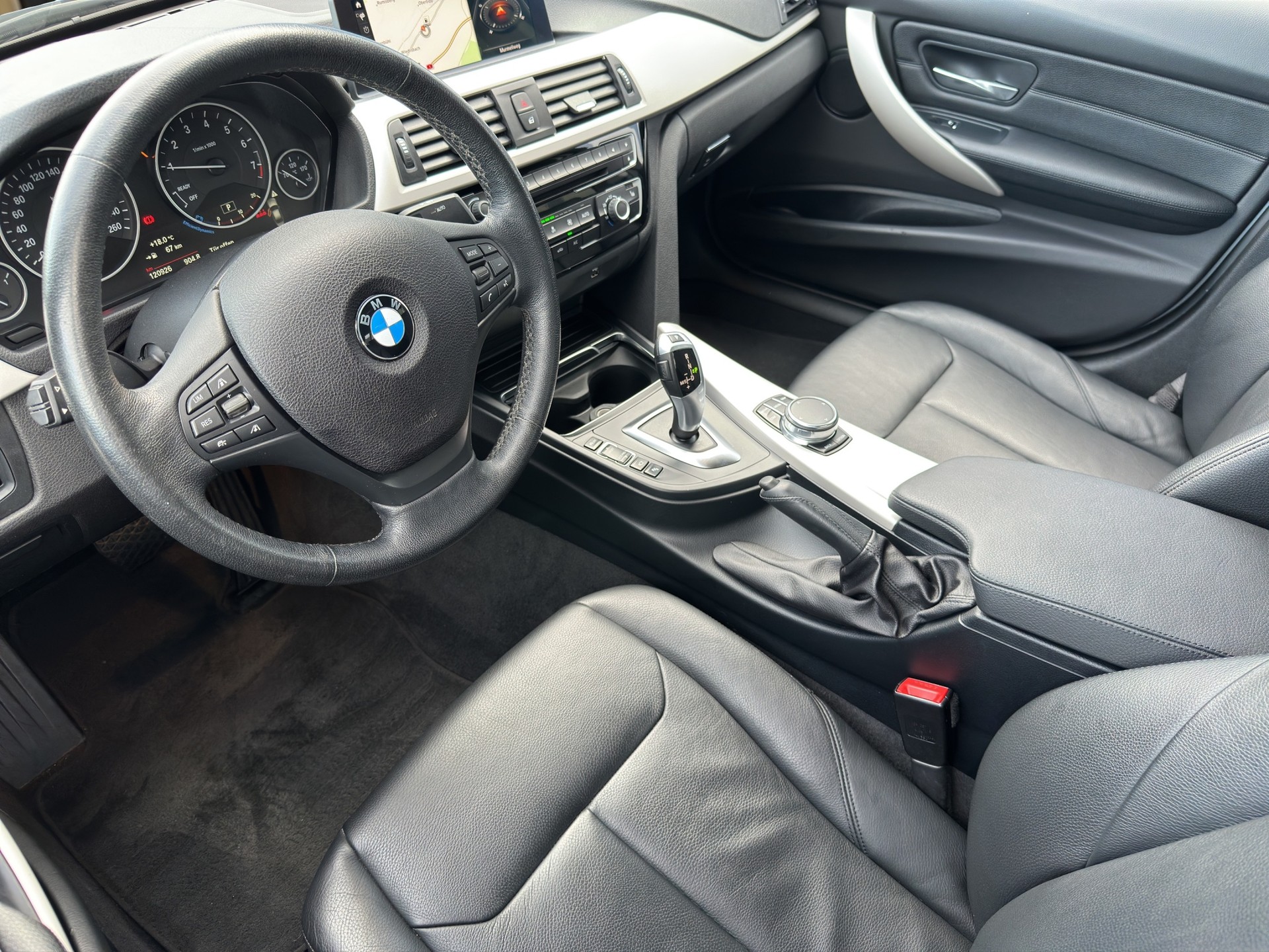 BMW 330i xDrive-image-8