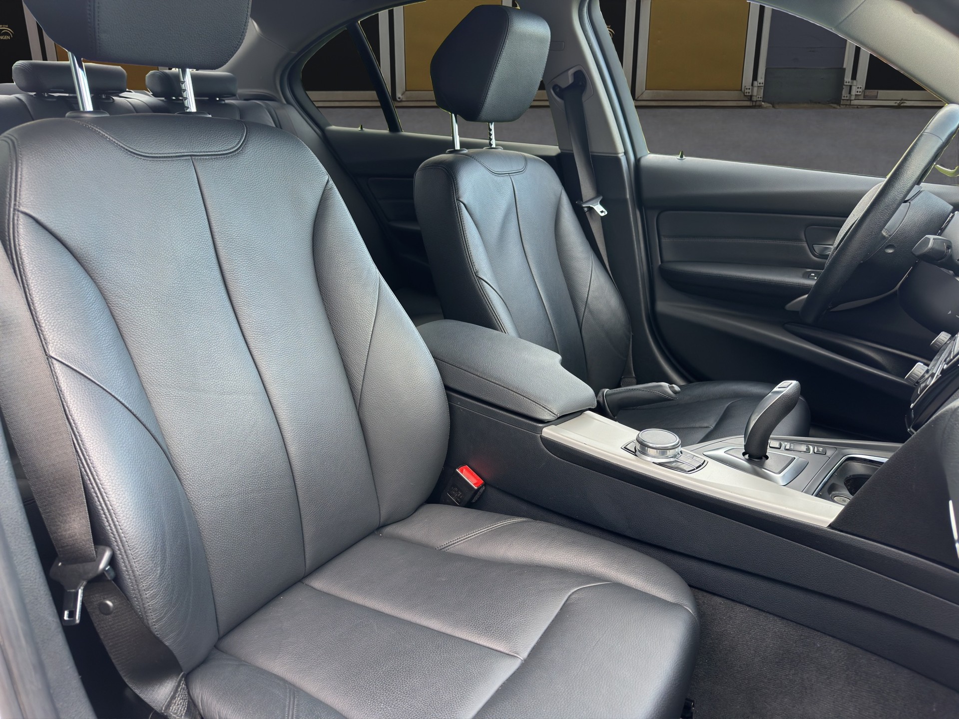 BMW 330i xDrive-image-9