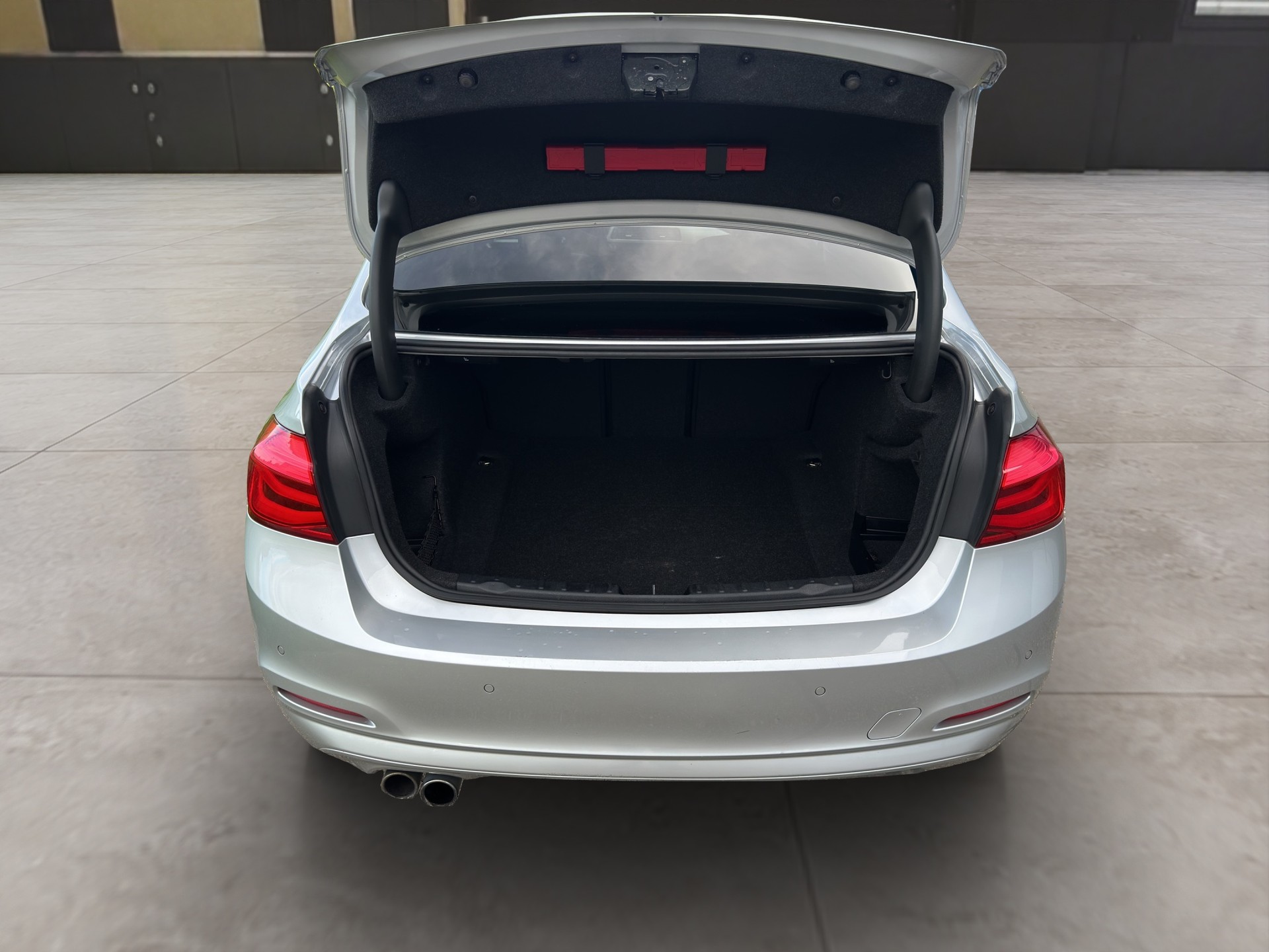 BMW 330i xDrive-image-13