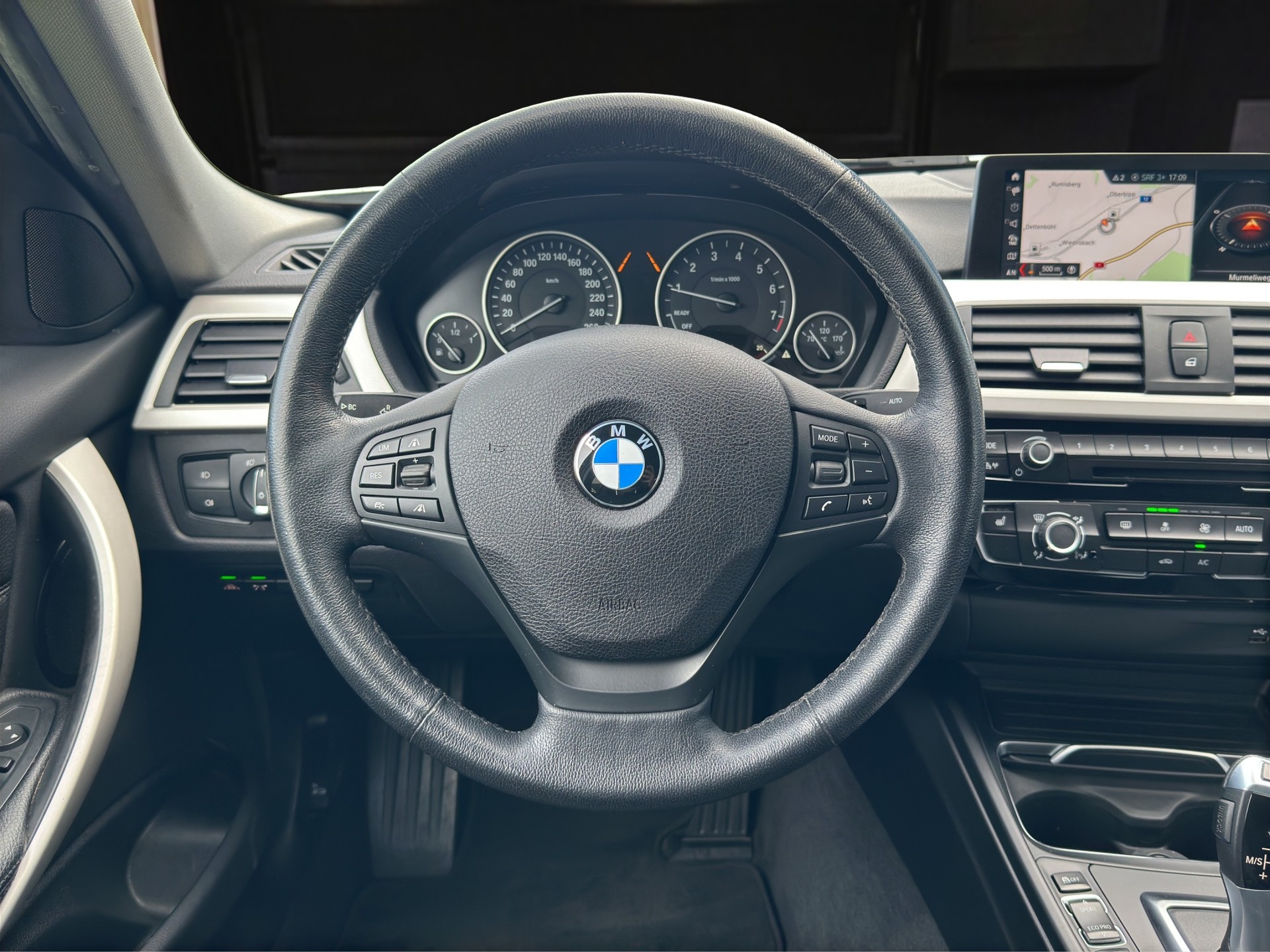 BMW 330i xDrive-image-11