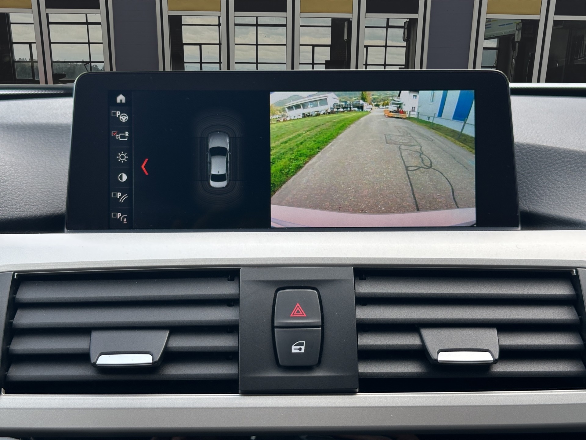 BMW 330i xDrive-image-15