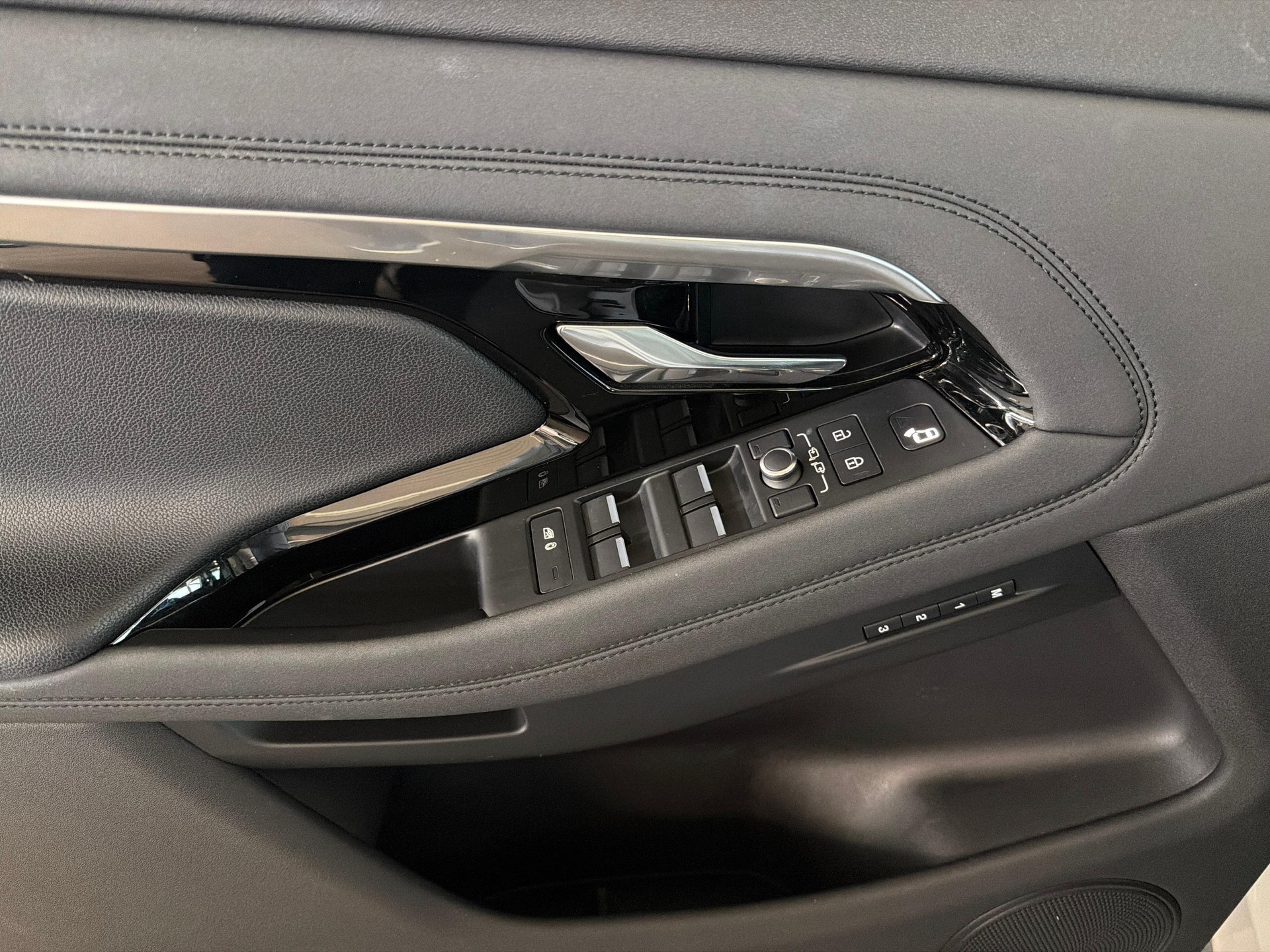 LAND ROVER Range Rover Evoque 2.0 T SE mit Panoramadach-image-11