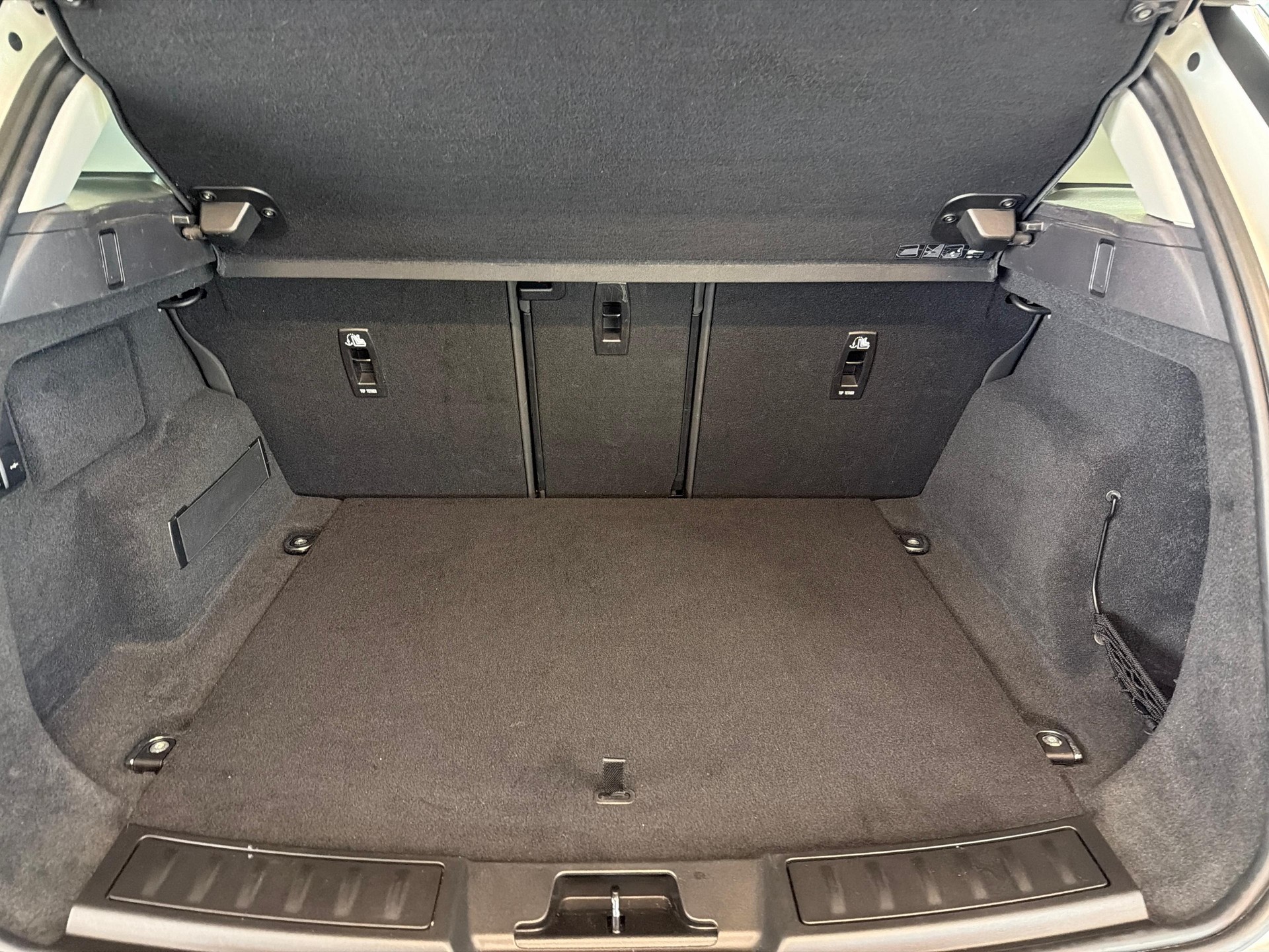 LAND ROVER Range Rover Evoque 2.0 T SE mit Panoramadach-image-10